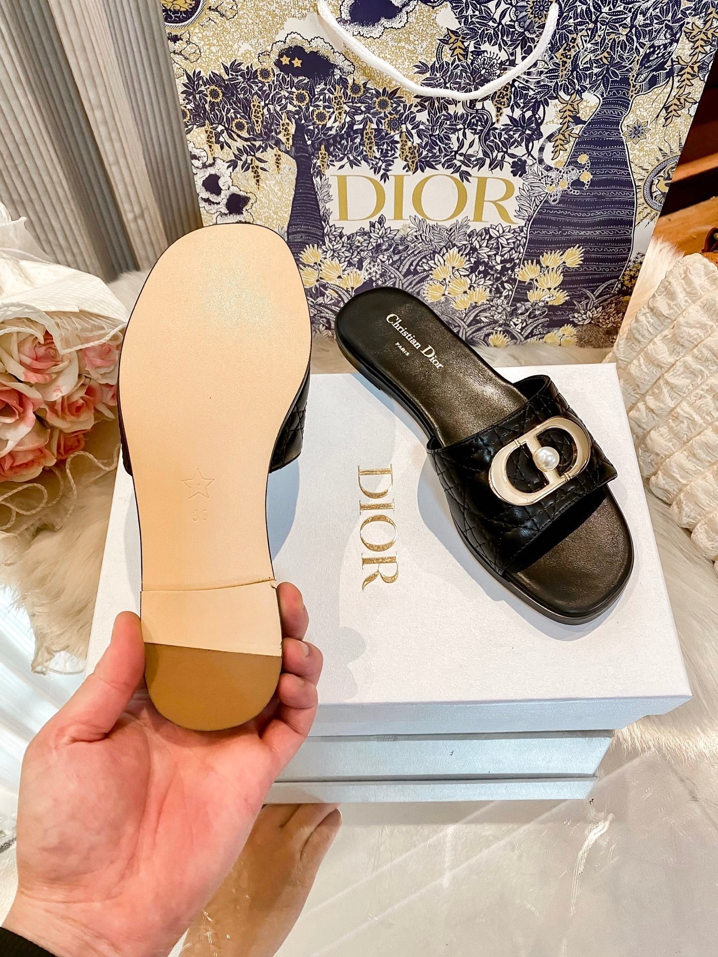 High-end diamond-quilted single-strap flat slides with pearl rings-s2 mysite