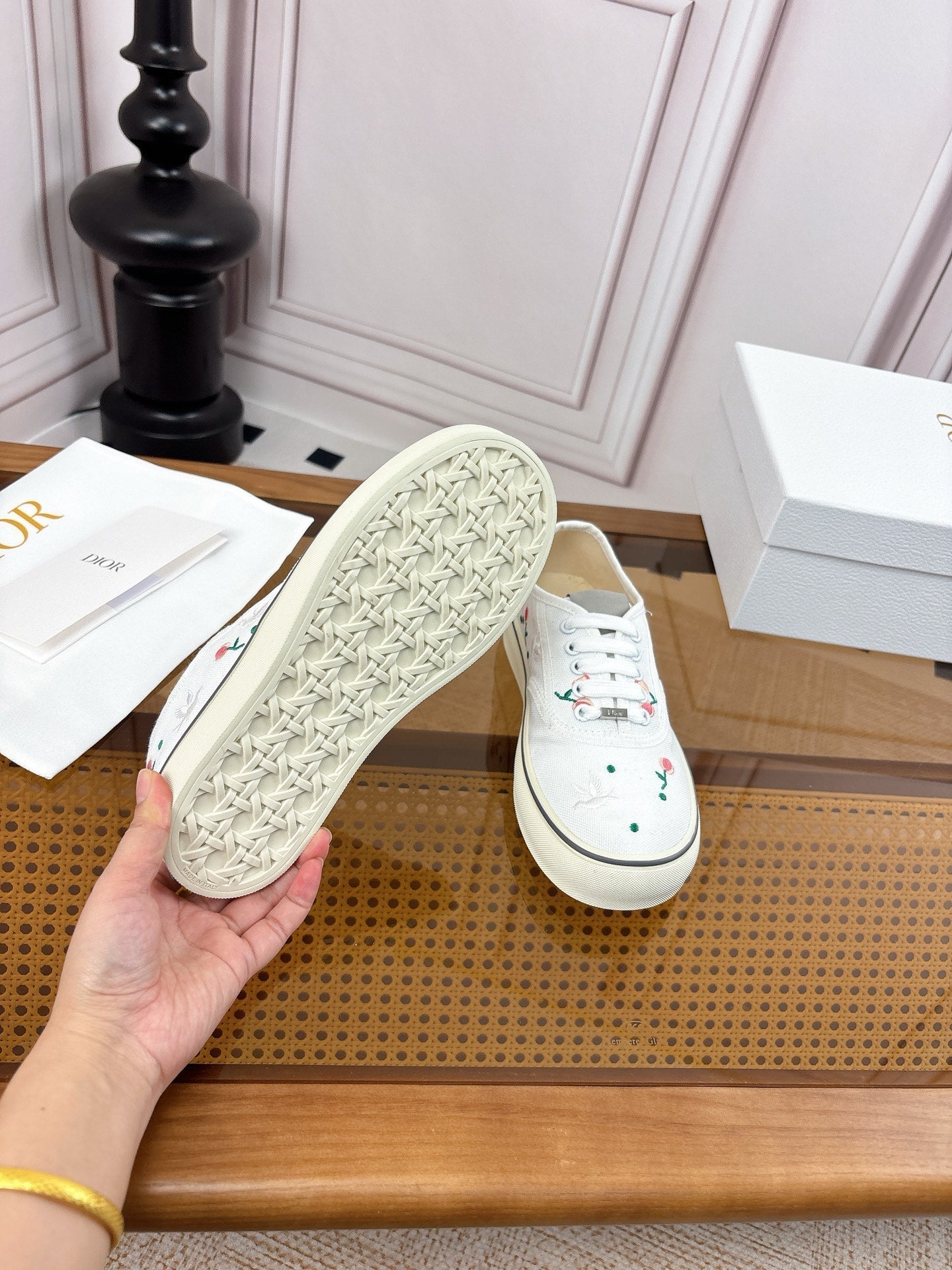 26S LOW TOP SNEAKERS IN WHITE CANVAS WITH FLORAL EMBROIDERY mysite