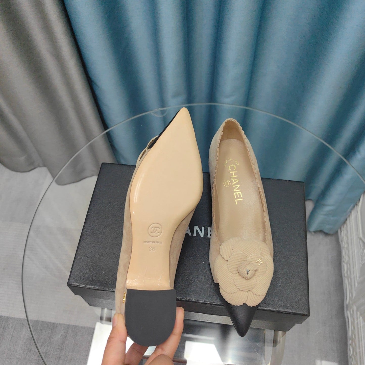 CC MEDIUM HEELS IN TAN BEIGE SUEDE AND BLACK CALFSKIN WITH FLOWER mysite