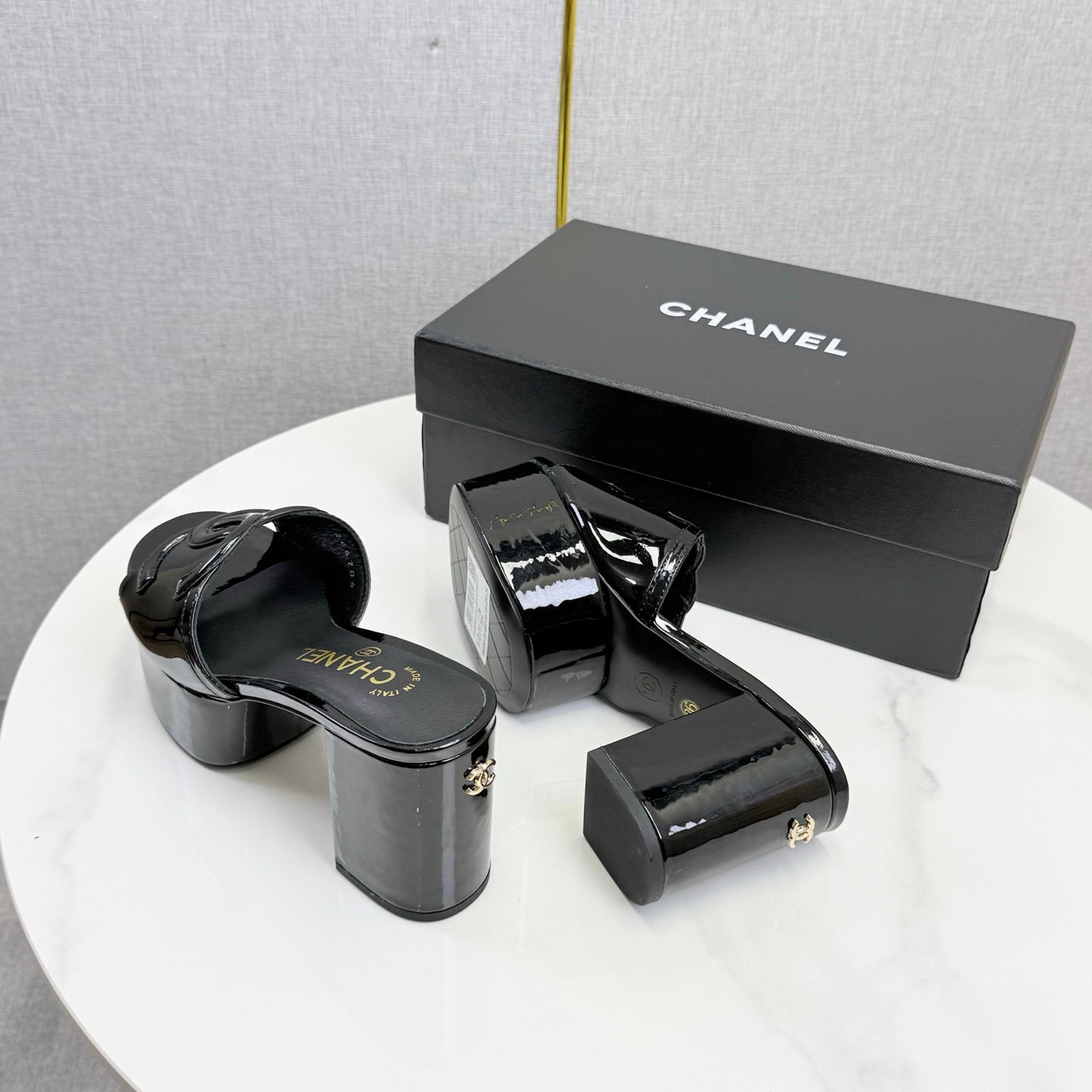 CHANEL 26S BLOCK HEEL SANDALS 100 MM IN BLACK PATENT CALFSKIN mysite
