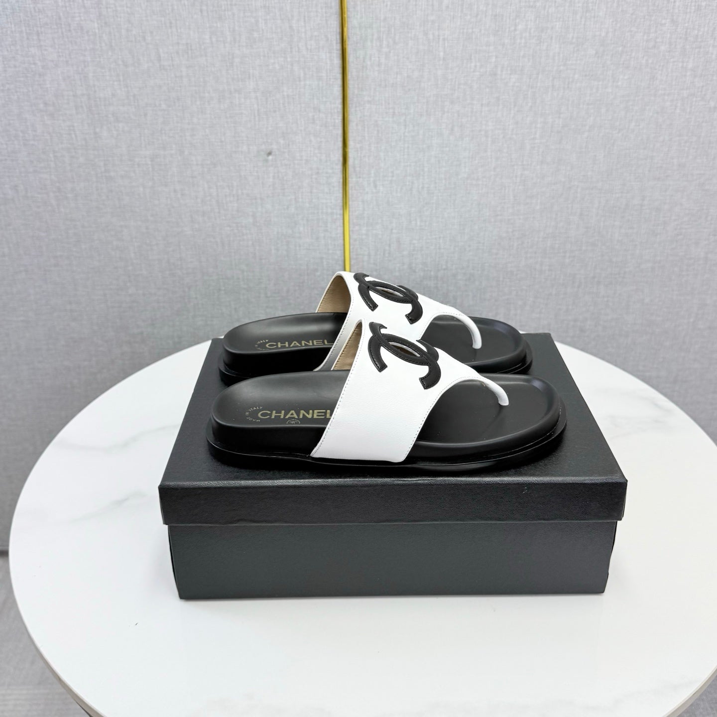 26S CC THONG SLIDES IN WHITE AND BLACK LAMBSKIN mysite