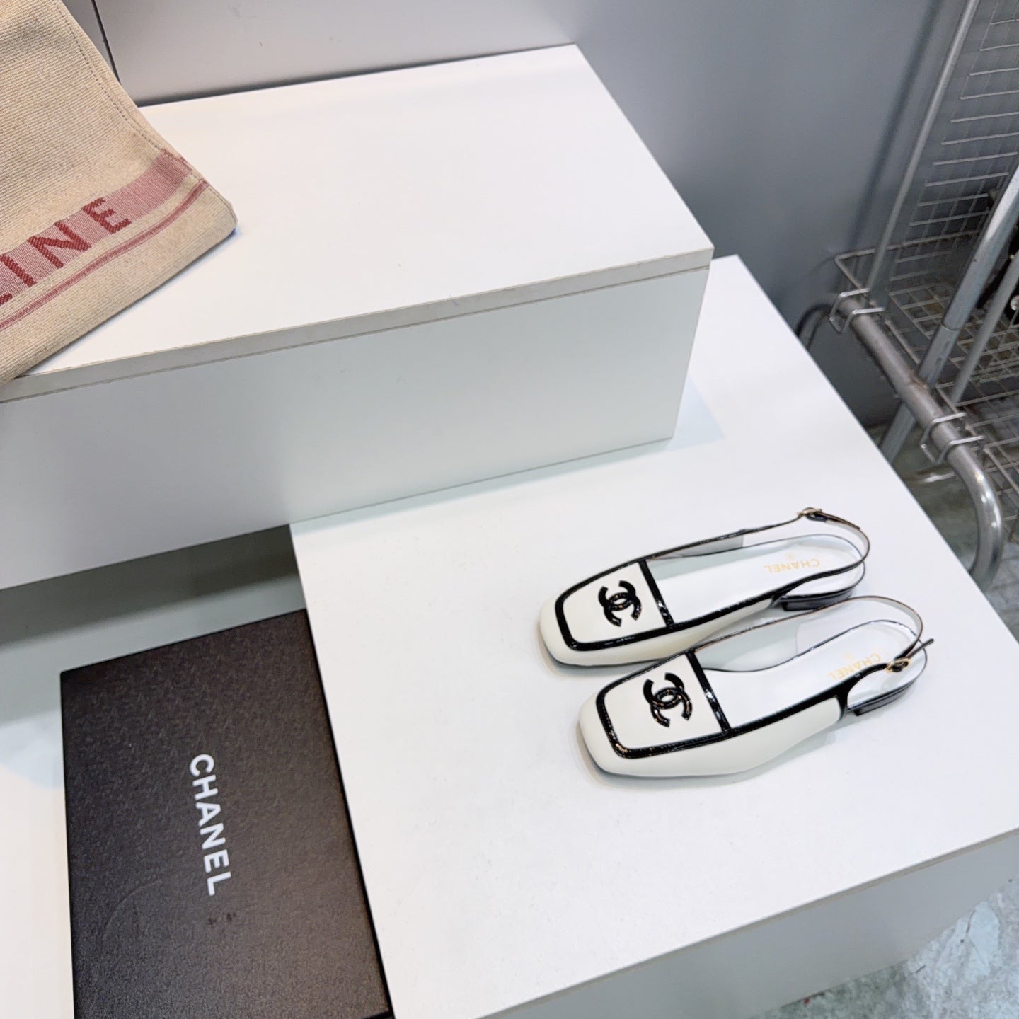 26S SLINGBACK FLATS IN WHITE CALFSKIN WITH BLACK PATENT mysite
