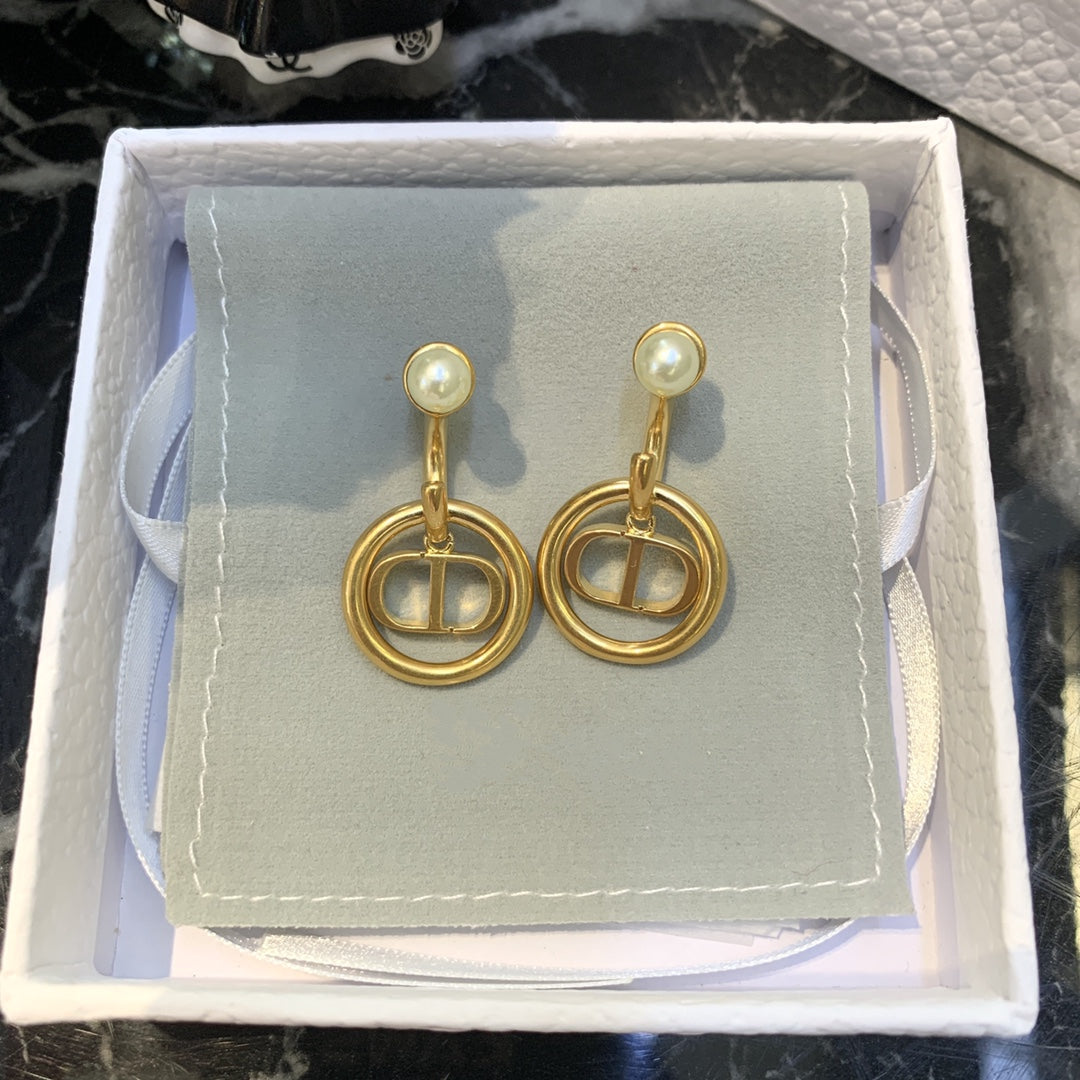 30 MONTAIGNE EARRINGS MOP GOLD mysite
