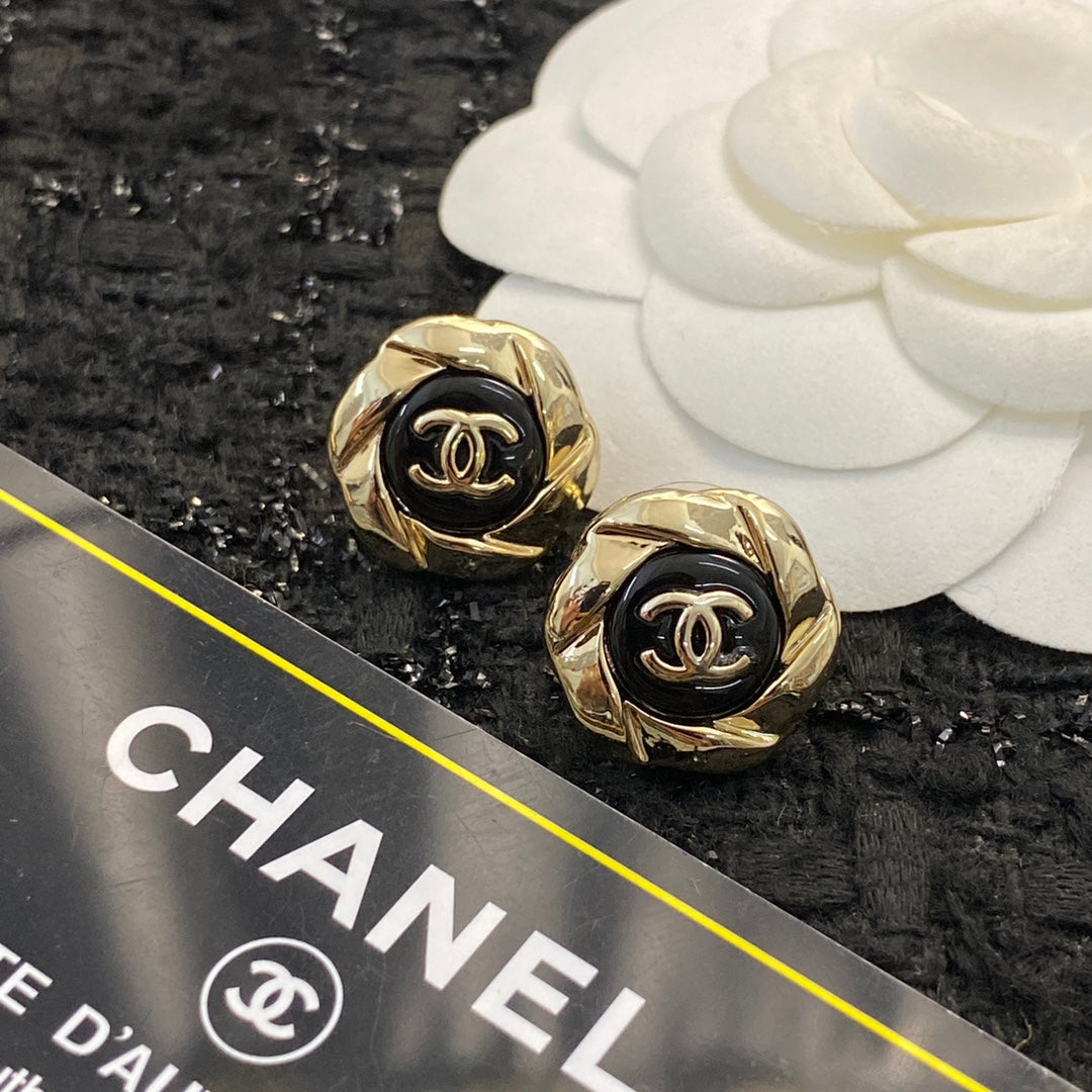 CHANEL 26S DOUBLE C LOGO TWISTED FRAME BLACK ENAMEL STUD EARRINGS IN GOLD METAL 633338 mysite