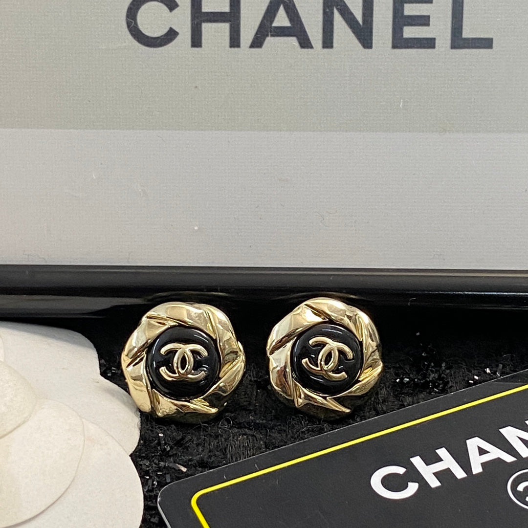 CHANEL 26S DOUBLE C LOGO TWISTED FRAME BLACK ENAMEL STUD EARRINGS IN GOLD METAL 633338 mysite
