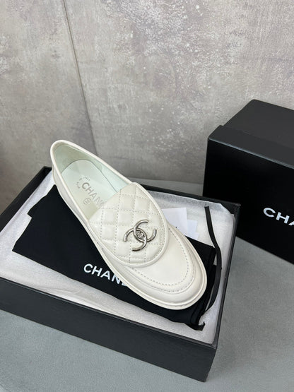 CHANEL 26S LOAFERS IN WHITE QUILTED CALFSKIN WITH CC LOGO mysite