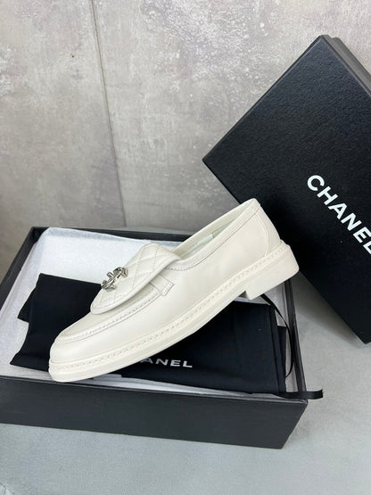 CHANEL 26S LOAFERS IN WHITE QUILTED CALFSKIN WITH CC LOGO mysite