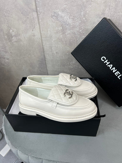 CHANEL 26S LOAFERS IN WHITE QUILTED CALFSKIN WITH CC LOGO mysite