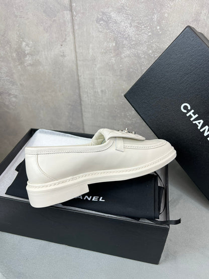 CHANEL 26S LOAFERS IN WHITE QUILTED CALFSKIN WITH CC LOGO mysite