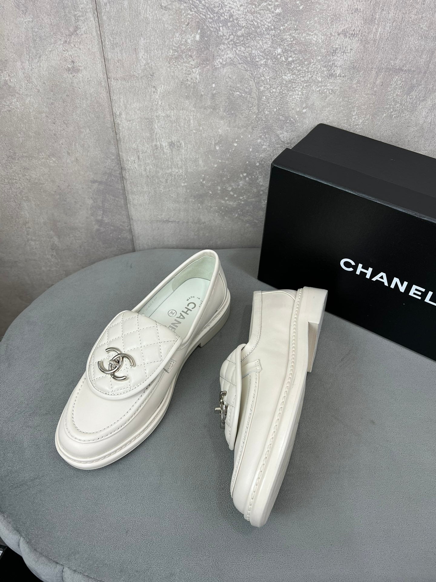 CHANEL 26S LOAFERS IN WHITE QUILTED CALFSKIN WITH CC LOGO mysite