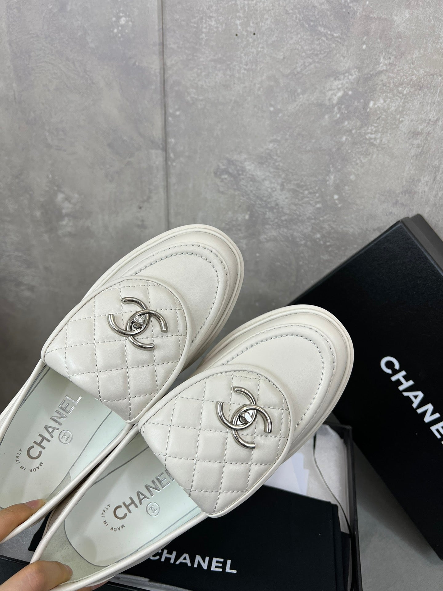 CHANEL 26S LOAFERS IN WHITE QUILTED CALFSKIN WITH CC LOGO mysite