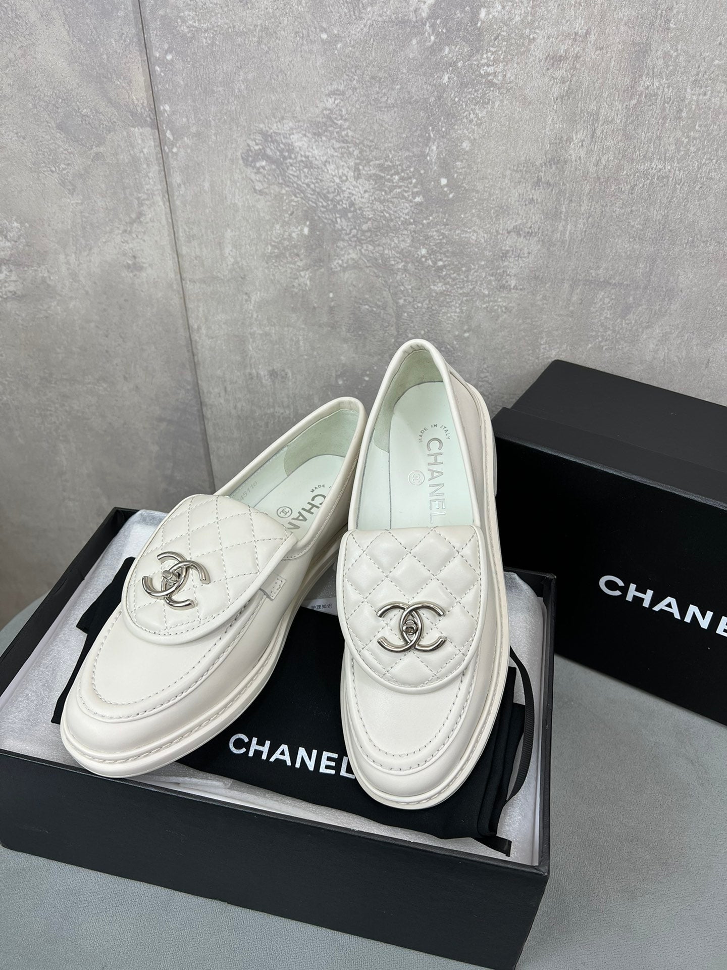 CHANEL 26S LOAFERS IN WHITE QUILTED CALFSKIN WITH CC LOGO mysite