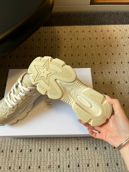 DIOR 26S VIBE SNEAKER 55MM IN GOLD DIOR OBLIQUE LUSENTI EMBROIDERED COTTON AND BEIGE SUEDE mysite