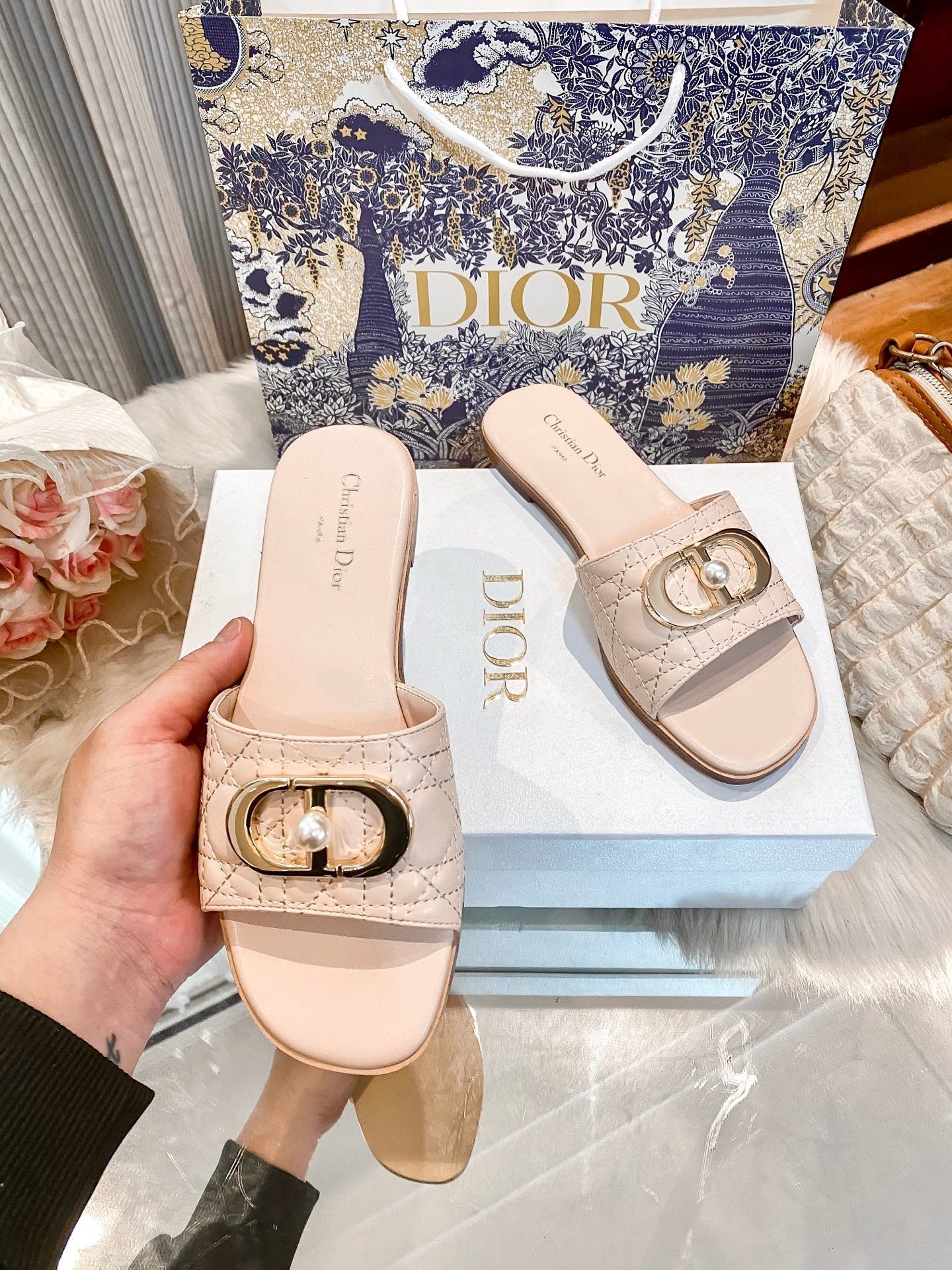High-end diamond-quilted single-strap flat slides with pearl rings-s2 mysite