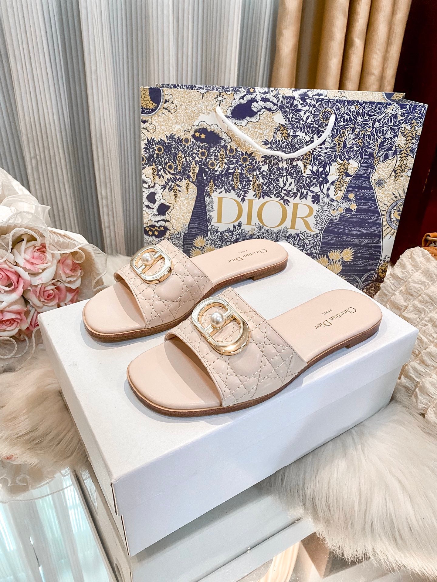 High-end diamond-quilted single-strap flat slides with pearl rings-s2 mysite