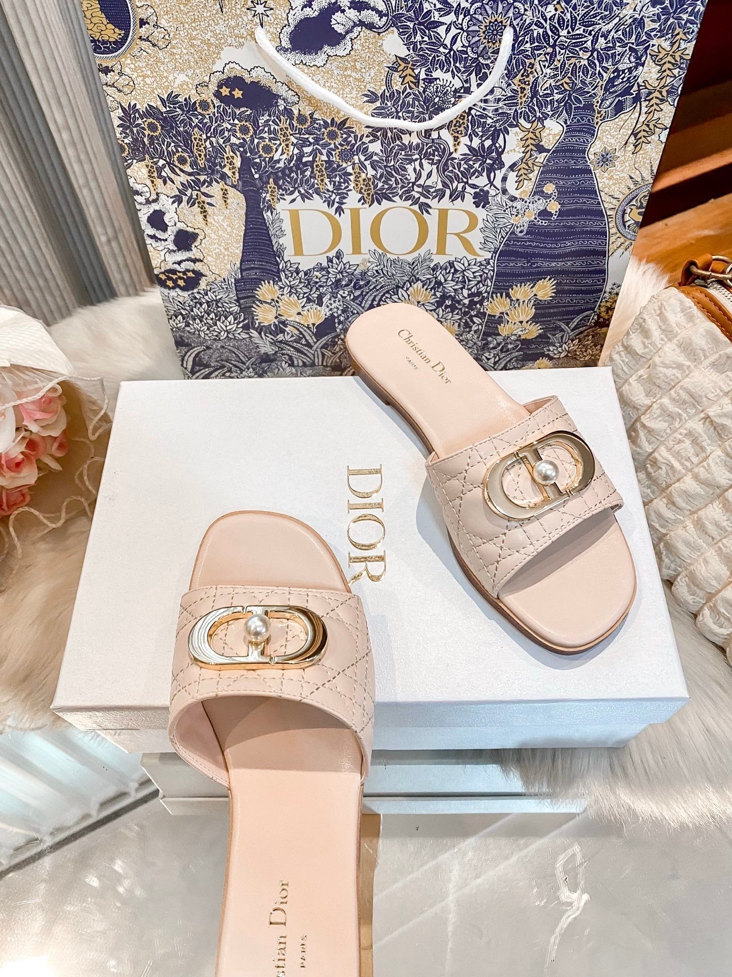 High-end diamond-quilted single-strap flat slides with pearl rings-s2 mysite