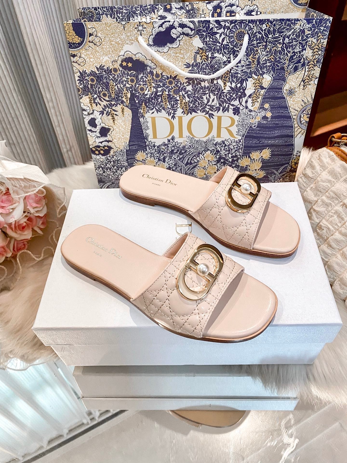High-end diamond-quilted single-strap flat slides with pearl rings-s2 mysite