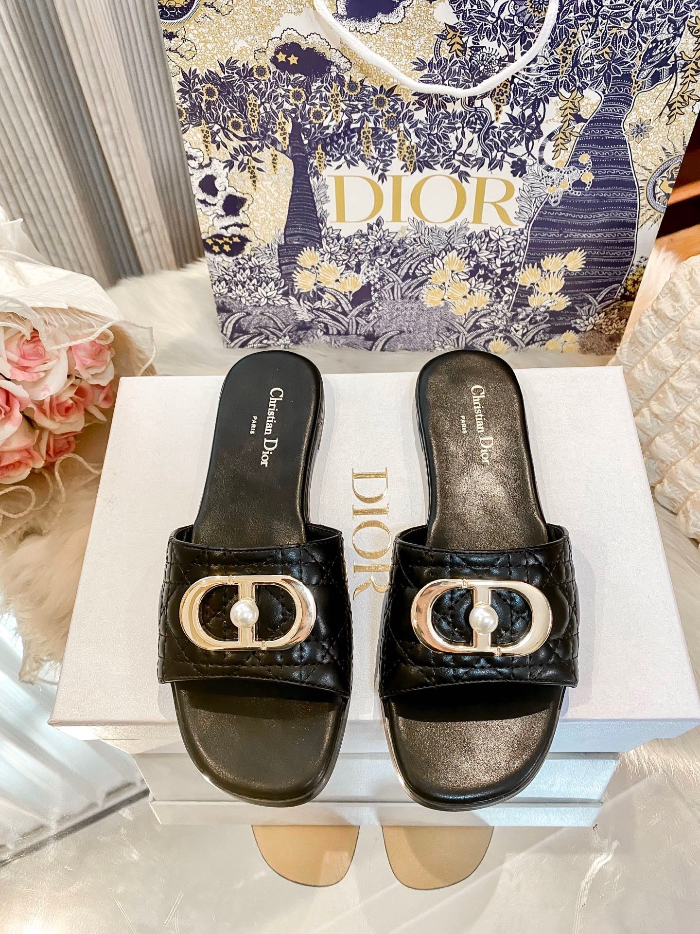 High-end diamond-quilted single-strap flat slides with pearl rings-s2 mysite