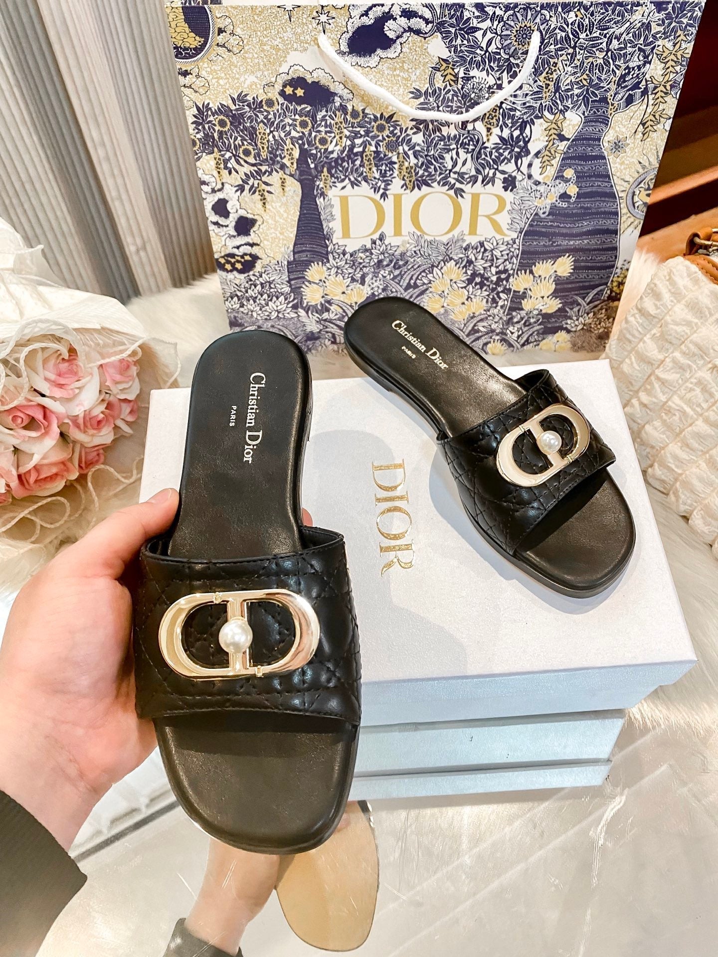 High-end diamond-quilted single-strap flat slides with pearl rings-s2 mysite