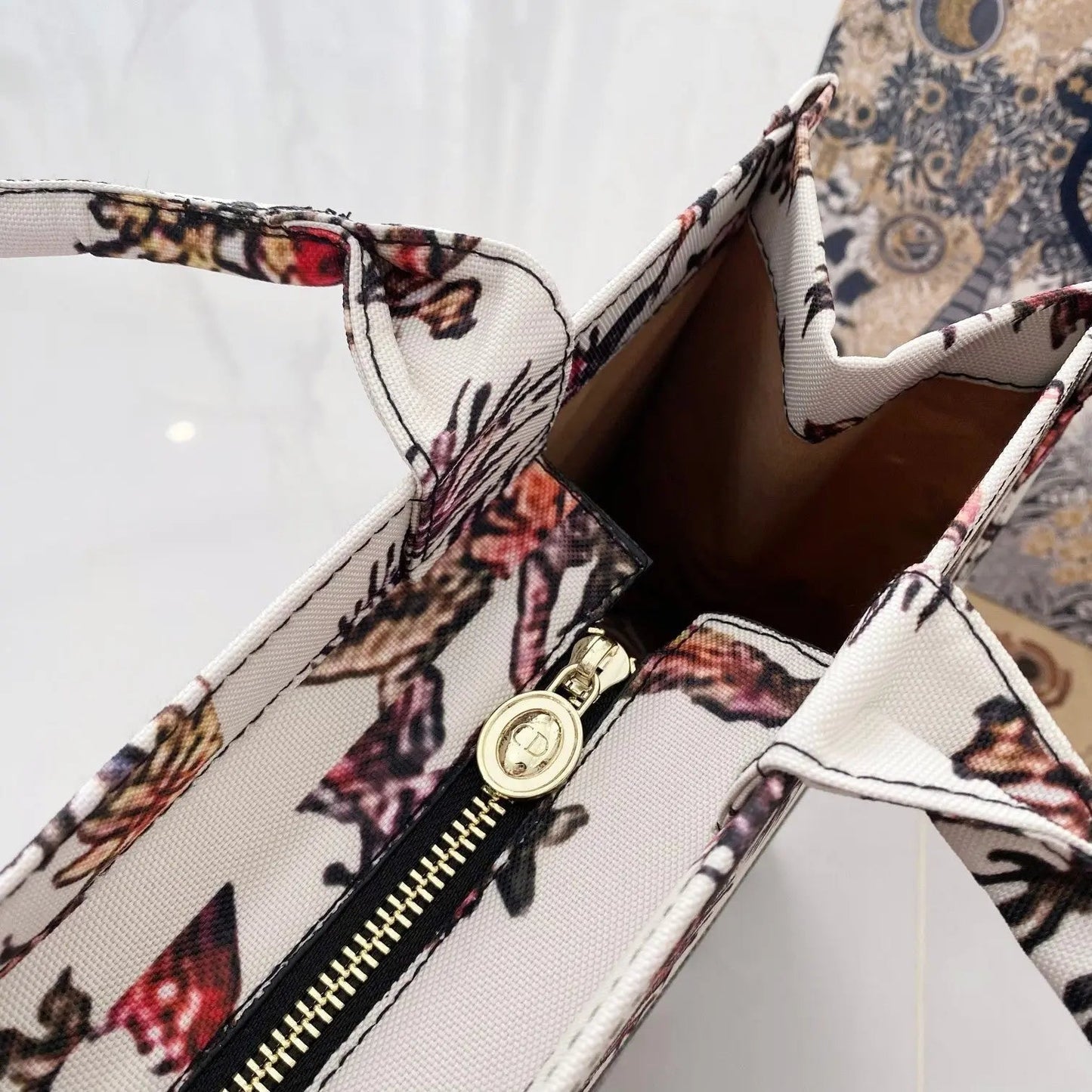Chic & Refined: Light Luxury Leather Handbag-18 mysite
