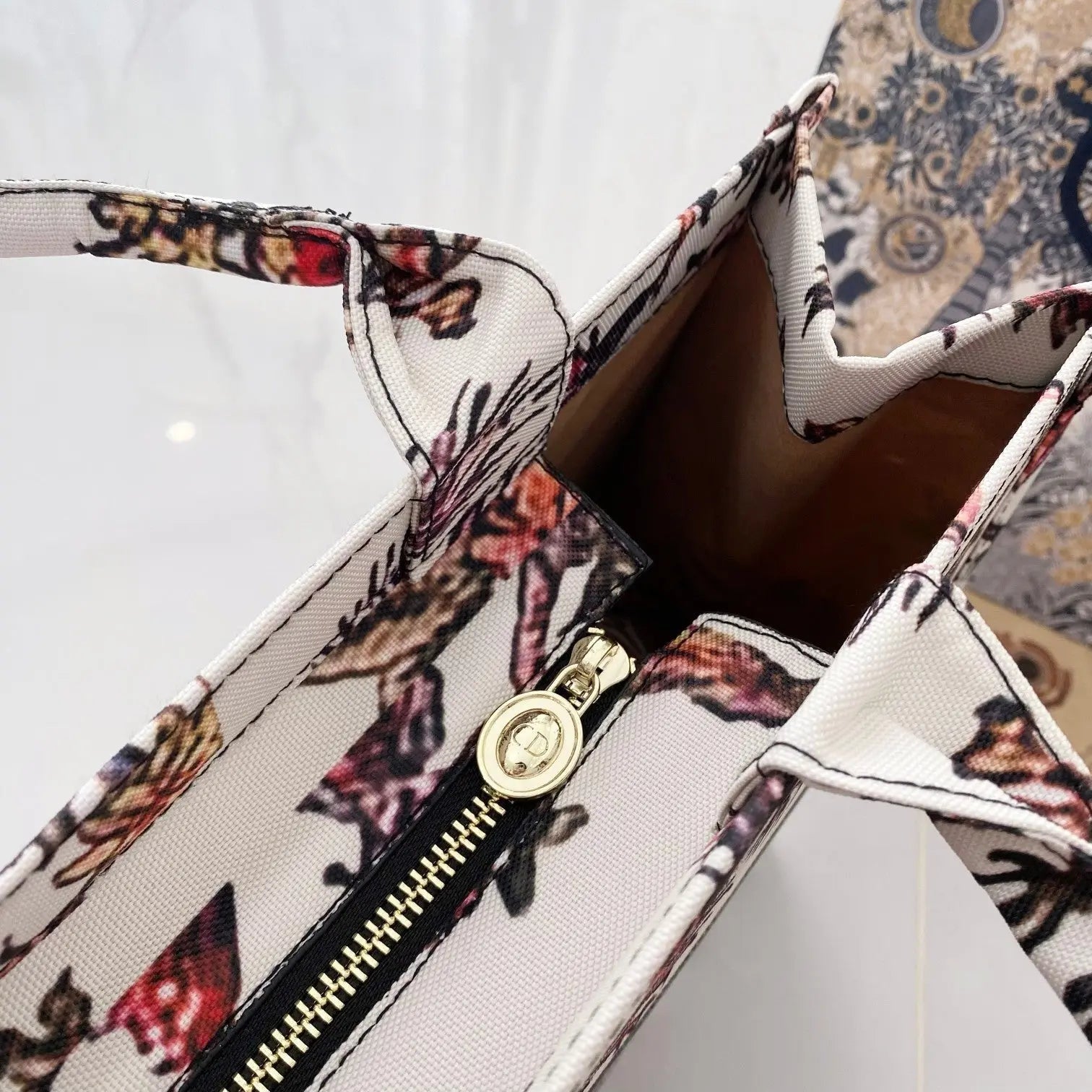 Chic & Refined: Light Luxury Leather Handbag-18 mysite
