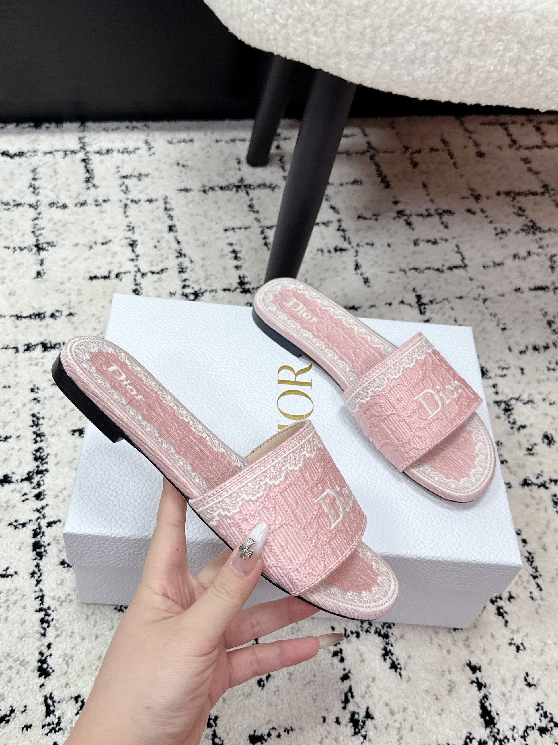26S SLIDES IN LIGHT PINK EMBOSSED OBLIQUE LACE EMBROIDERY mysite