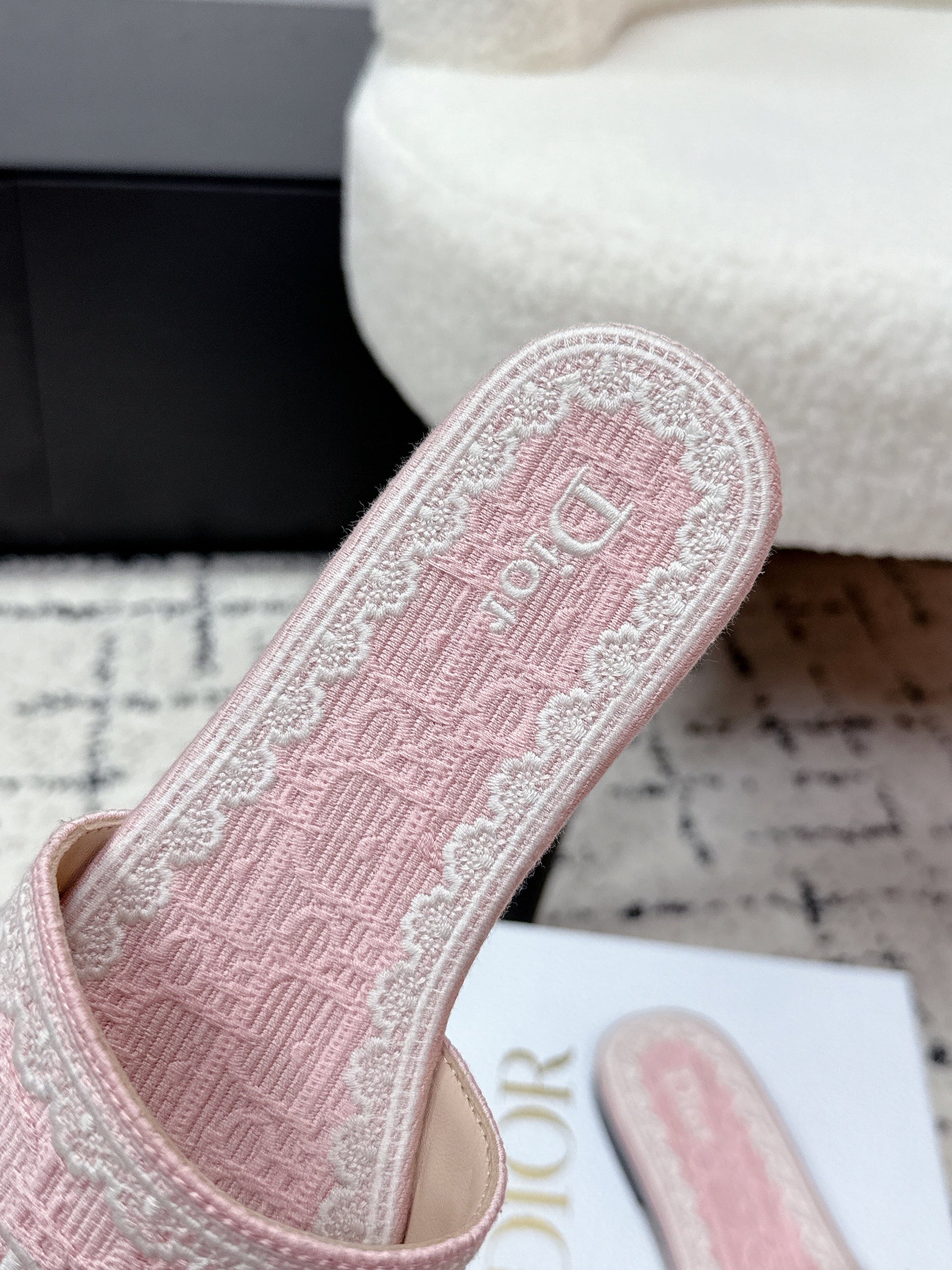 26S SLIDES IN LIGHT PINK EMBOSSED OBLIQUE LACE EMBROIDERY mysite
