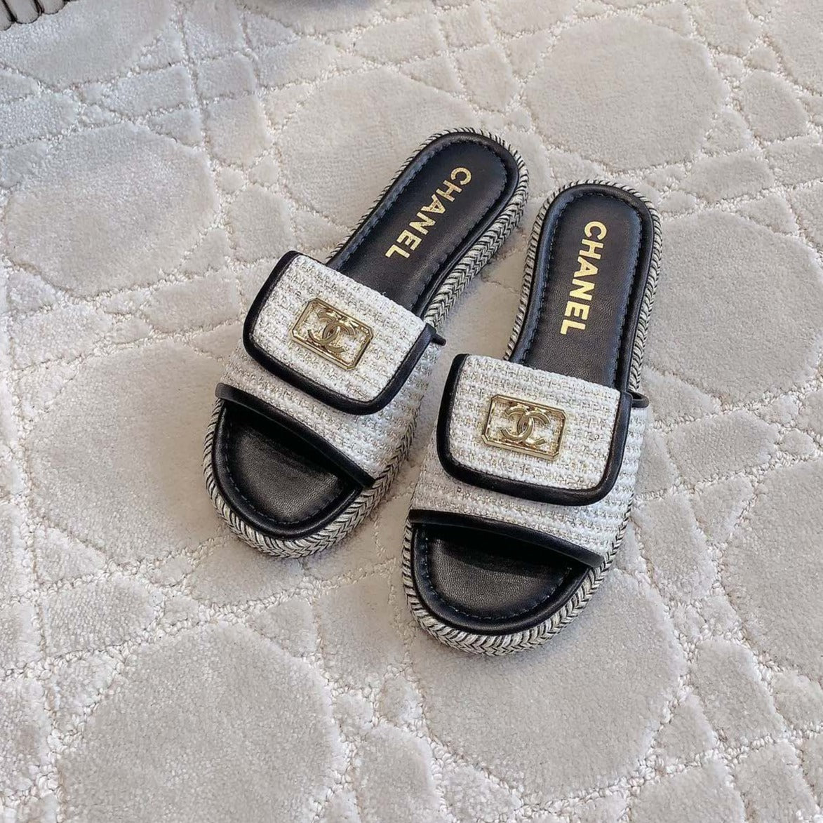 PLATFORM SLIPPERS IN WHITE WOOL AND BLACK LAMBSKIN mysite