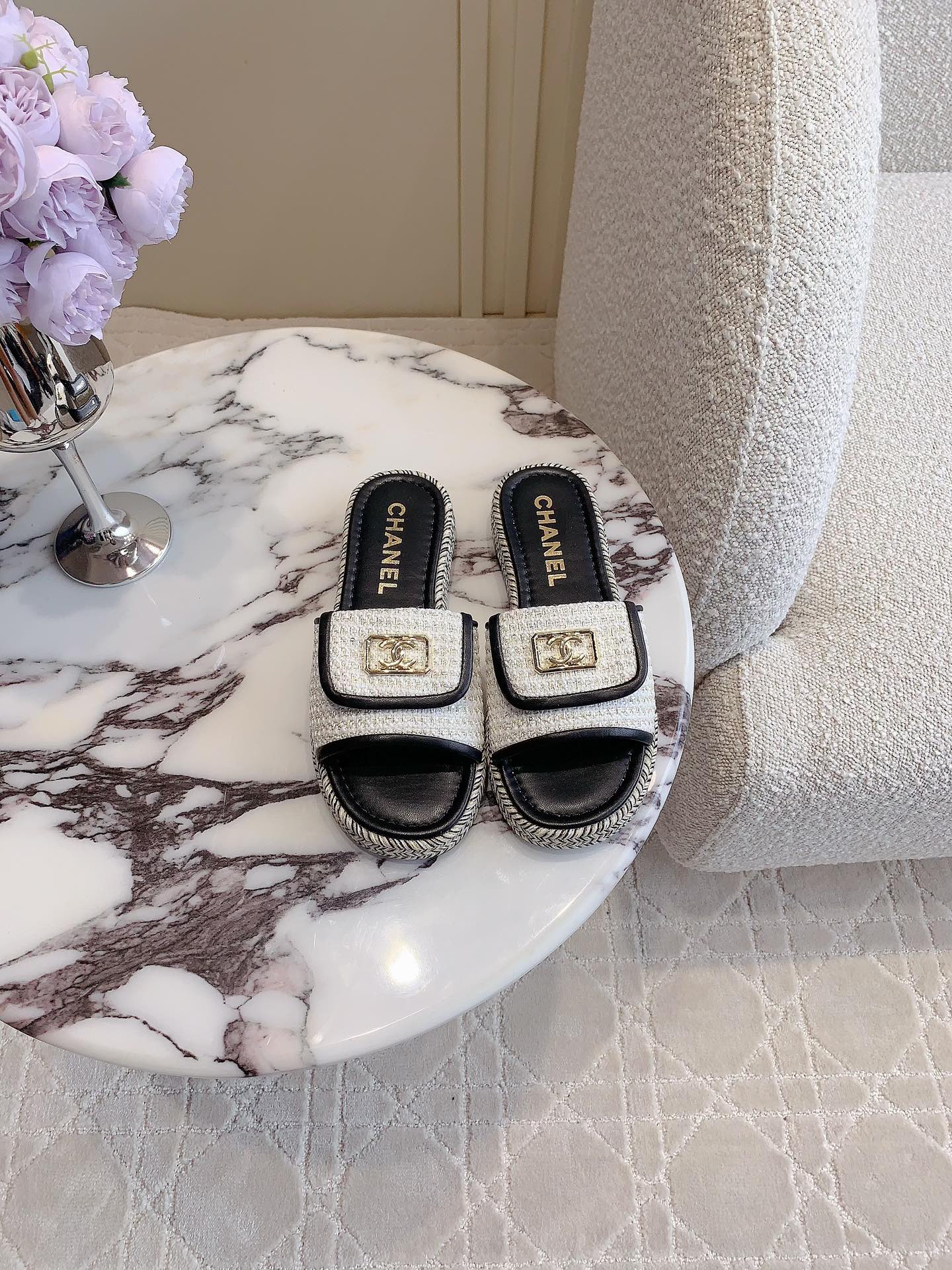PLATFORM SLIPPERS IN WHITE WOOL AND BLACK LAMBSKIN mysite