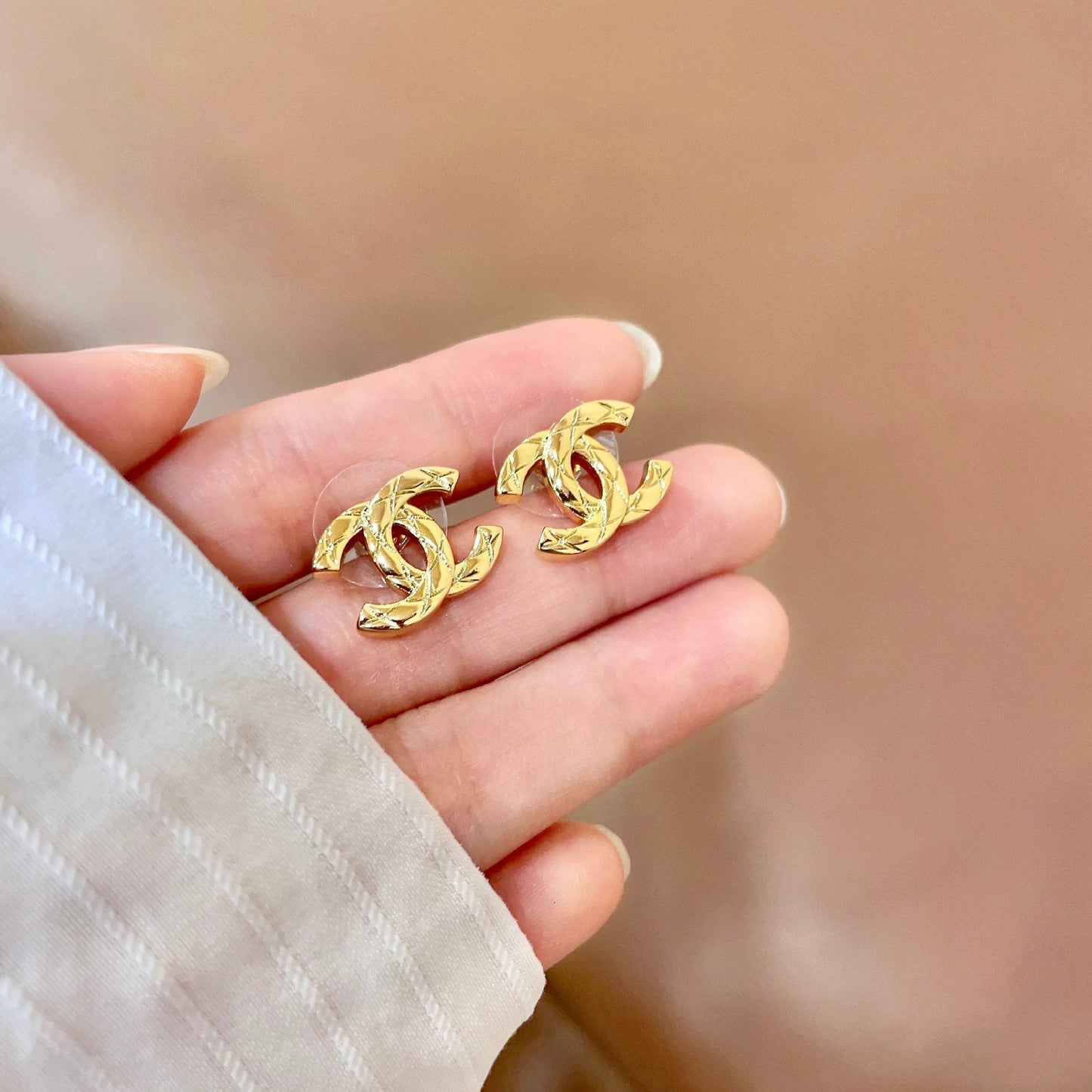 CHANEL 26S CHANEL CC LOGO WOVEN METAL STUD EARRINGS IN GOLD METAL 633305 mysite