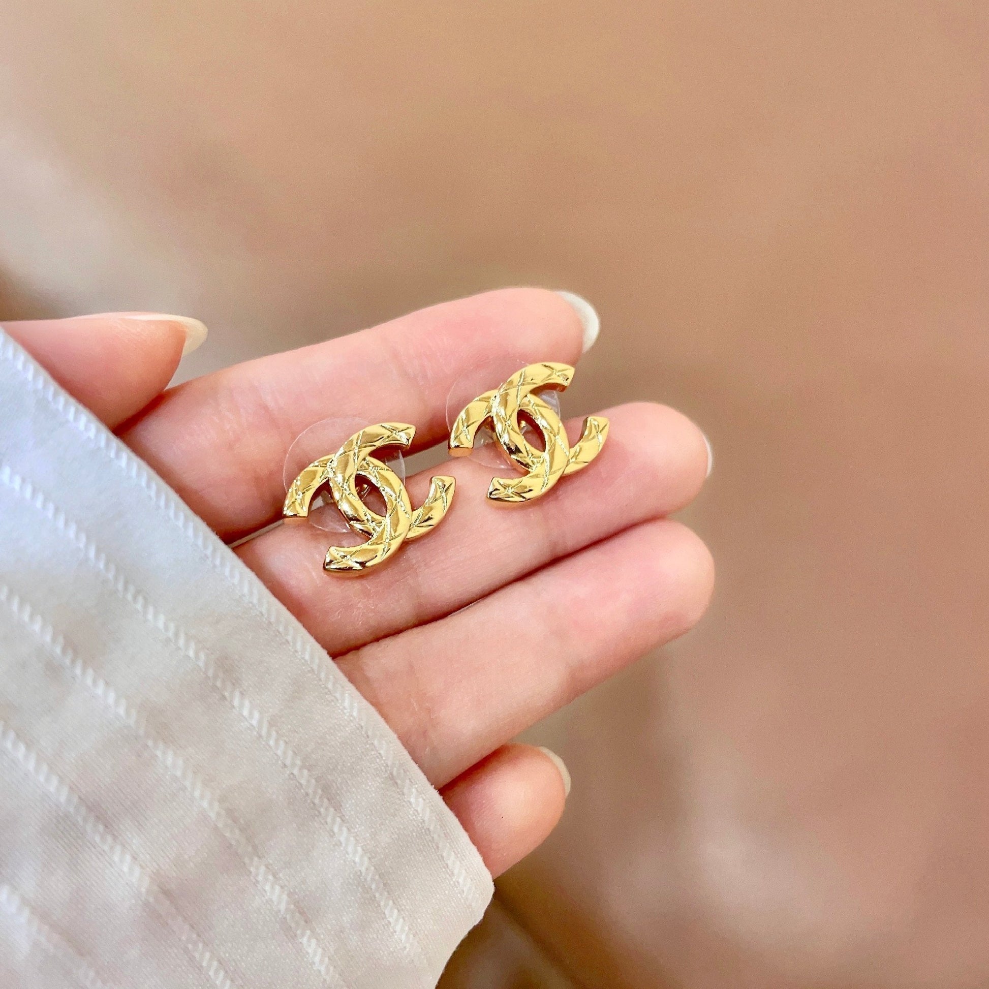 CHANEL 26S CHANEL CC LOGO WOVEN METAL STUD EARRINGS IN GOLD METAL 633305 mysite