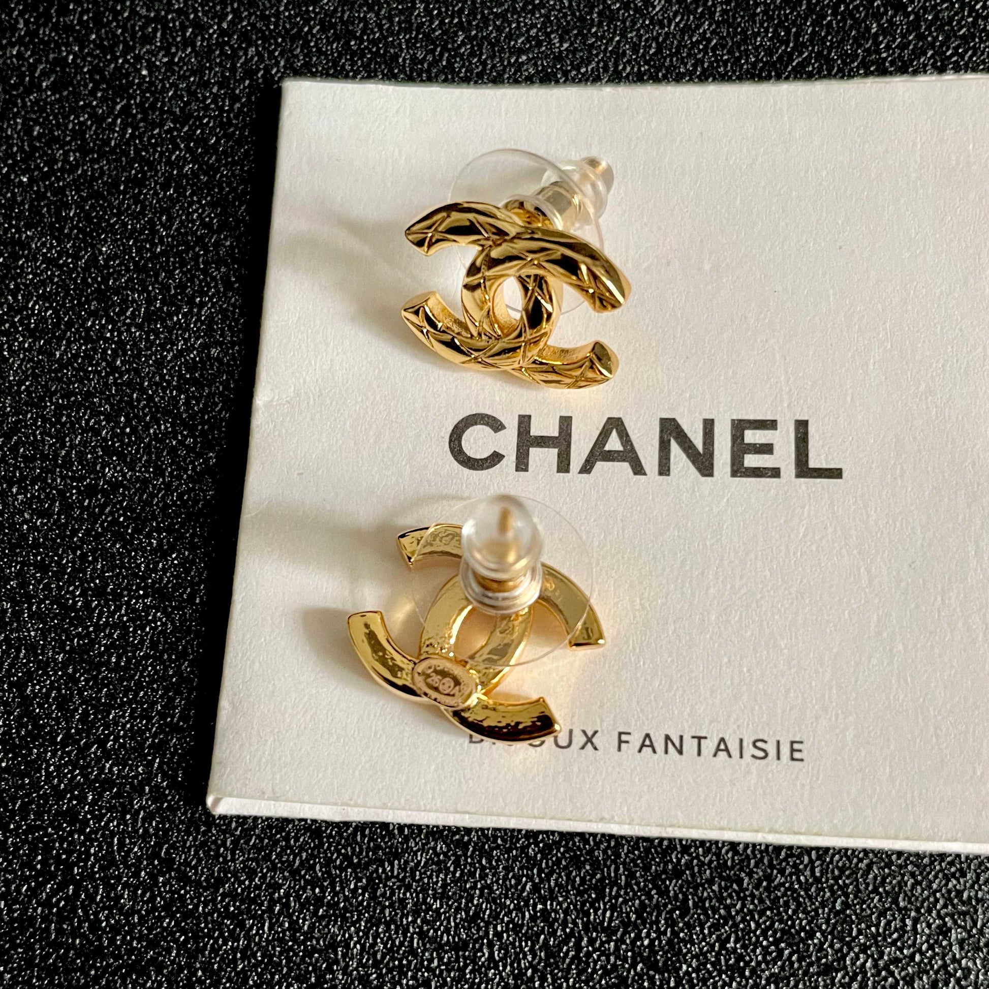 CHANEL 26S CHANEL CC LOGO WOVEN METAL STUD EARRINGS IN GOLD METAL 633305 mysite