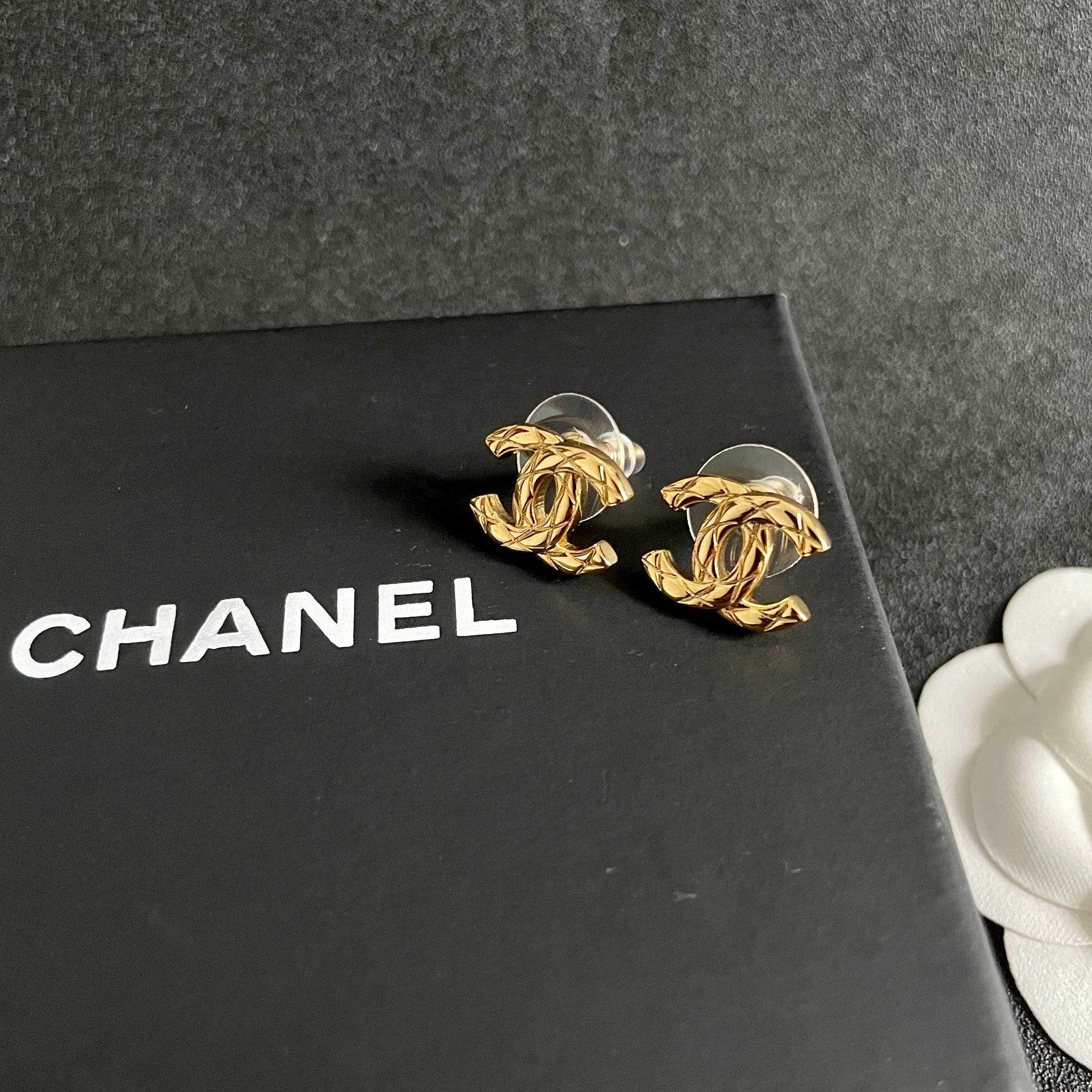 CHANEL 26S CHANEL CC LOGO WOVEN METAL STUD EARRINGS IN GOLD METAL 633305 mysite
