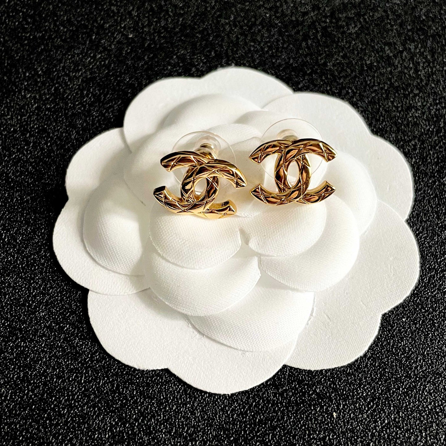 CHANEL 26S CHANEL CC LOGO WOVEN METAL STUD EARRINGS IN GOLD METAL 633305 mysite