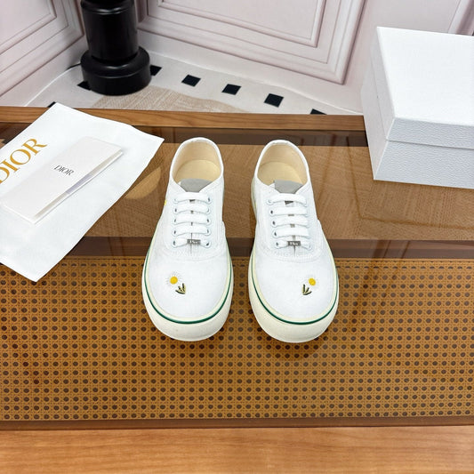 26S LOW TOP SNEAKERS IN WHITE CANVAS WITH DAISY EMBROIDERY mysite