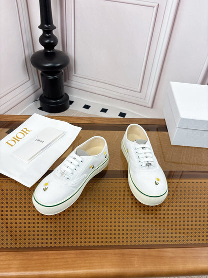 26S LOW TOP SNEAKERS IN WHITE CANVAS WITH DAISY EMBROIDERY mysite