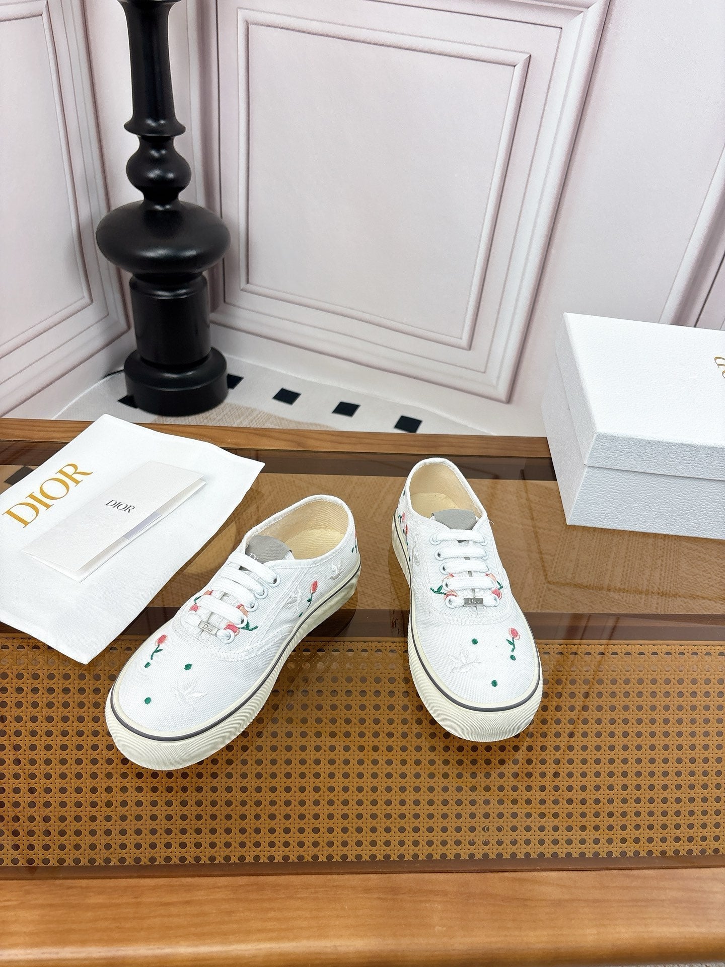 26S LOW TOP SNEAKERS IN WHITE CANVAS WITH FLORAL EMBROIDERY mysite