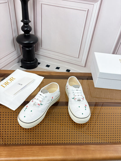 26S LOW TOP SNEAKERS IN WHITE CANVAS WITH FLORAL EMBROIDERY mysite