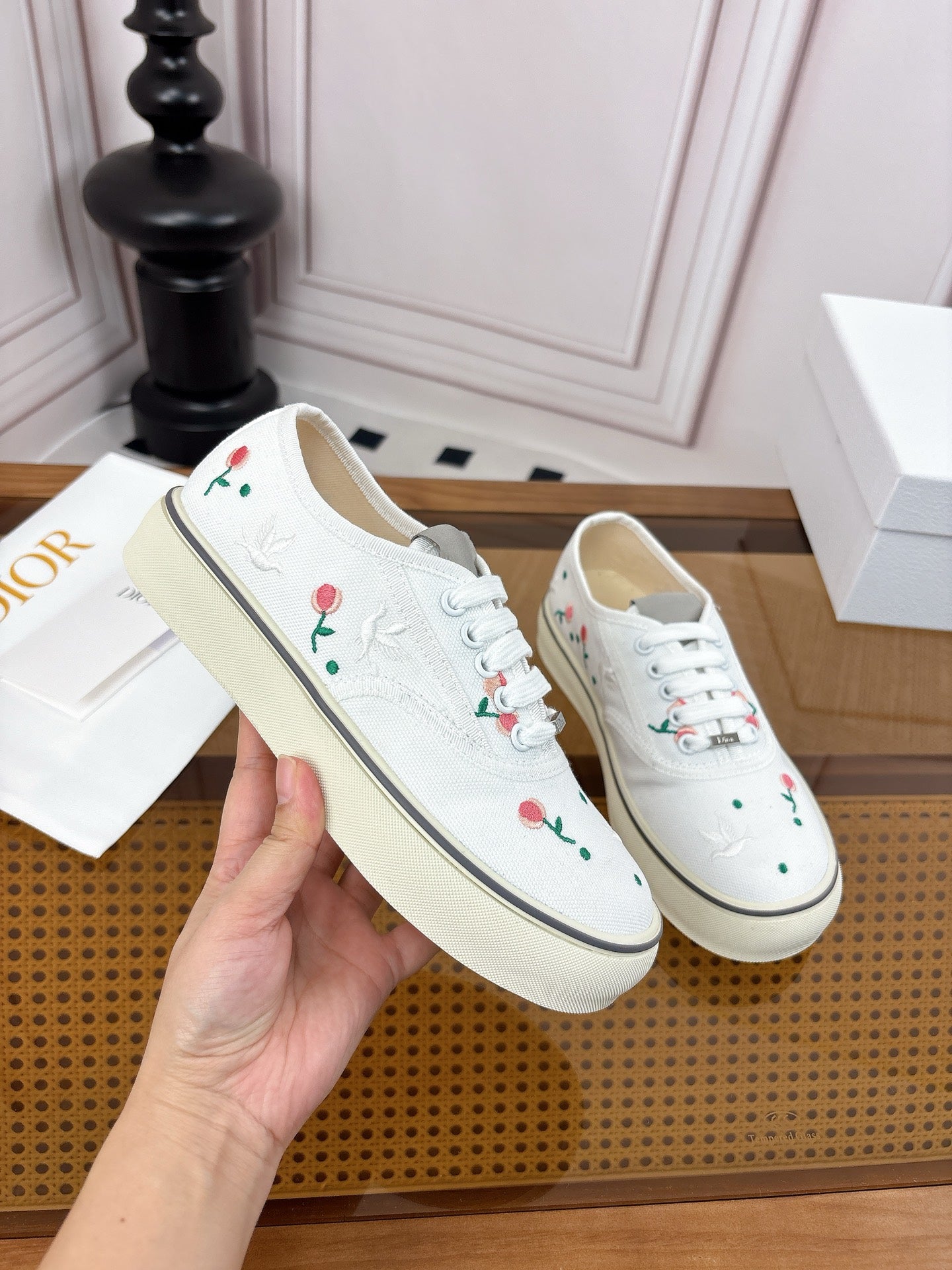 26S LOW TOP SNEAKERS IN WHITE CANVAS WITH FLORAL EMBROIDERY mysite