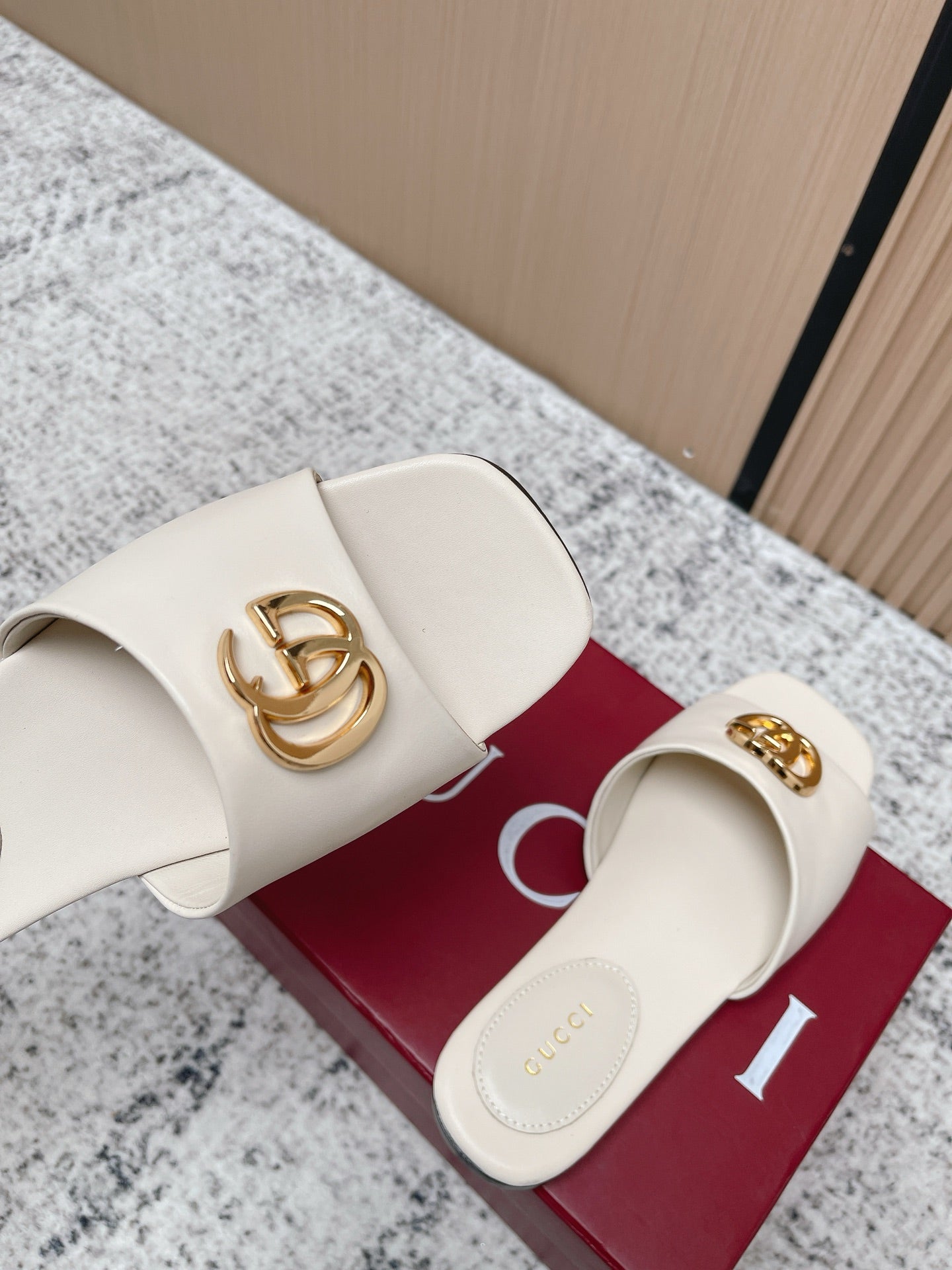 26S SLIDE SANDAL IN CREAM WHITE CALFSKIN WITH GOLD HARDWARE mysite