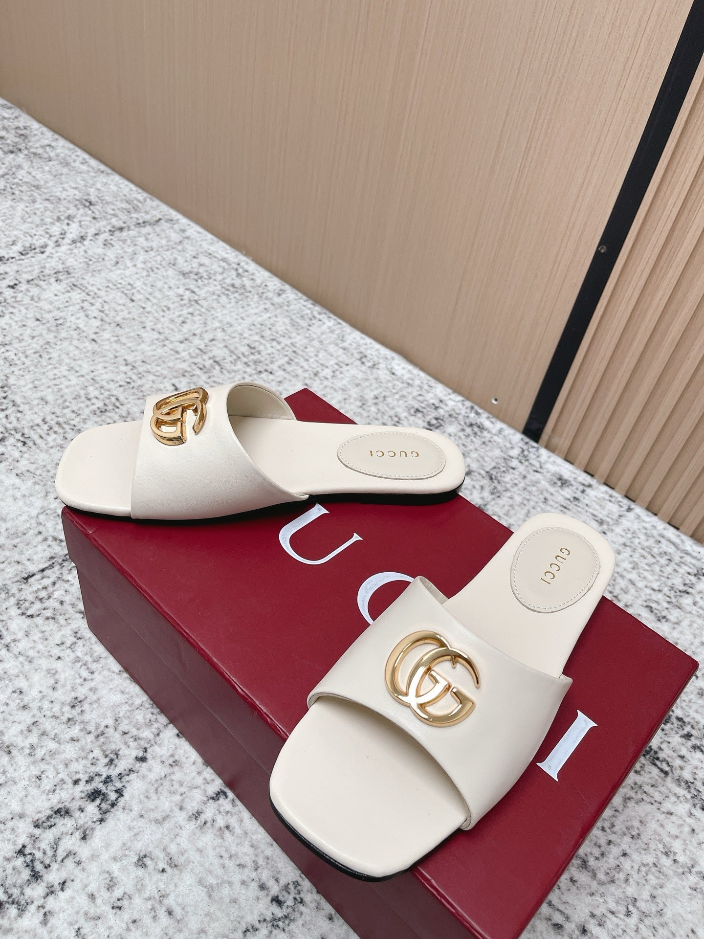 26S SLIDE SANDAL IN CREAM WHITE CALFSKIN WITH GOLD HARDWARE mysite