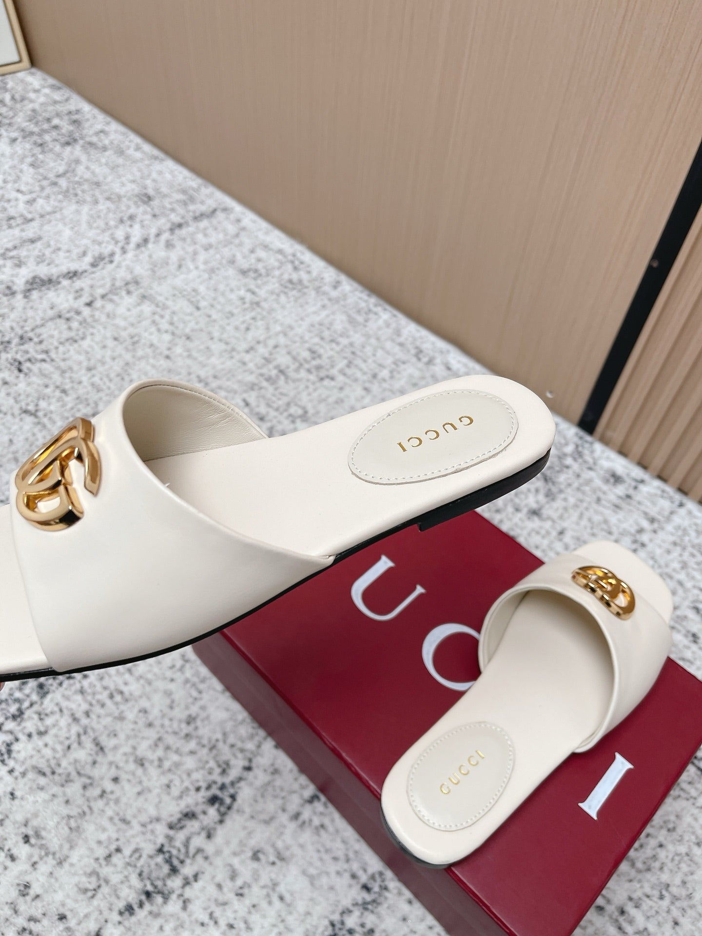 26S SLIDE SANDAL IN CREAM WHITE CALFSKIN WITH GOLD HARDWARE mysite