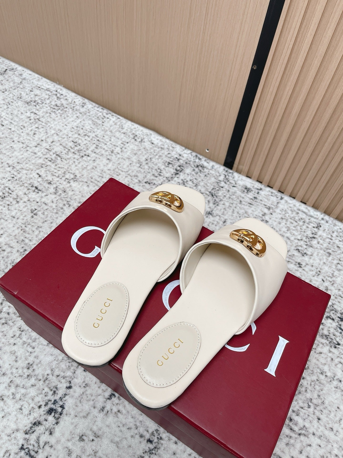 26S SLIDE SANDAL IN CREAM WHITE CALFSKIN WITH GOLD HARDWARE mysite