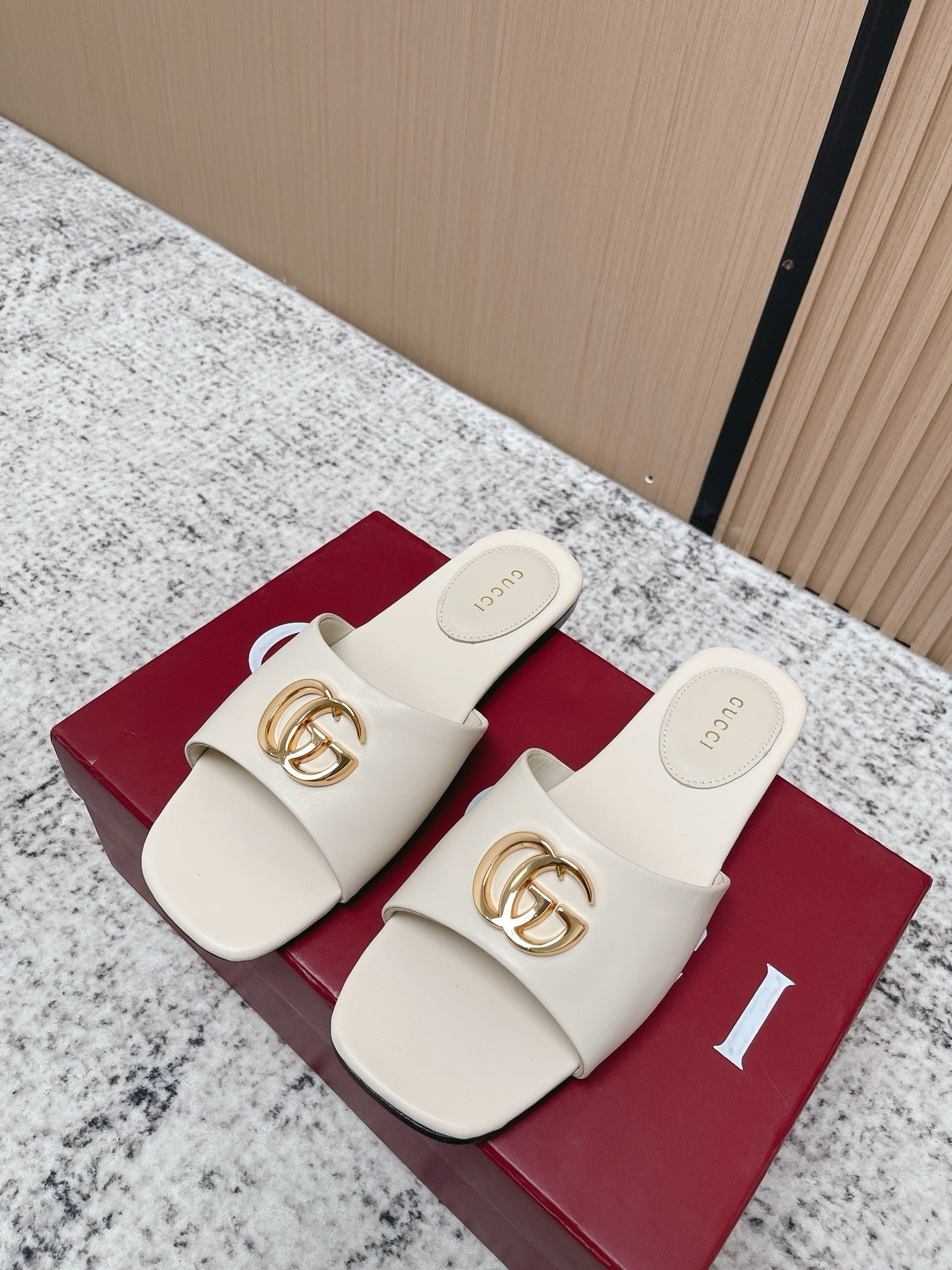 26S SLIDE SANDAL IN CREAM WHITE CALFSKIN WITH GOLD HARDWARE mysite