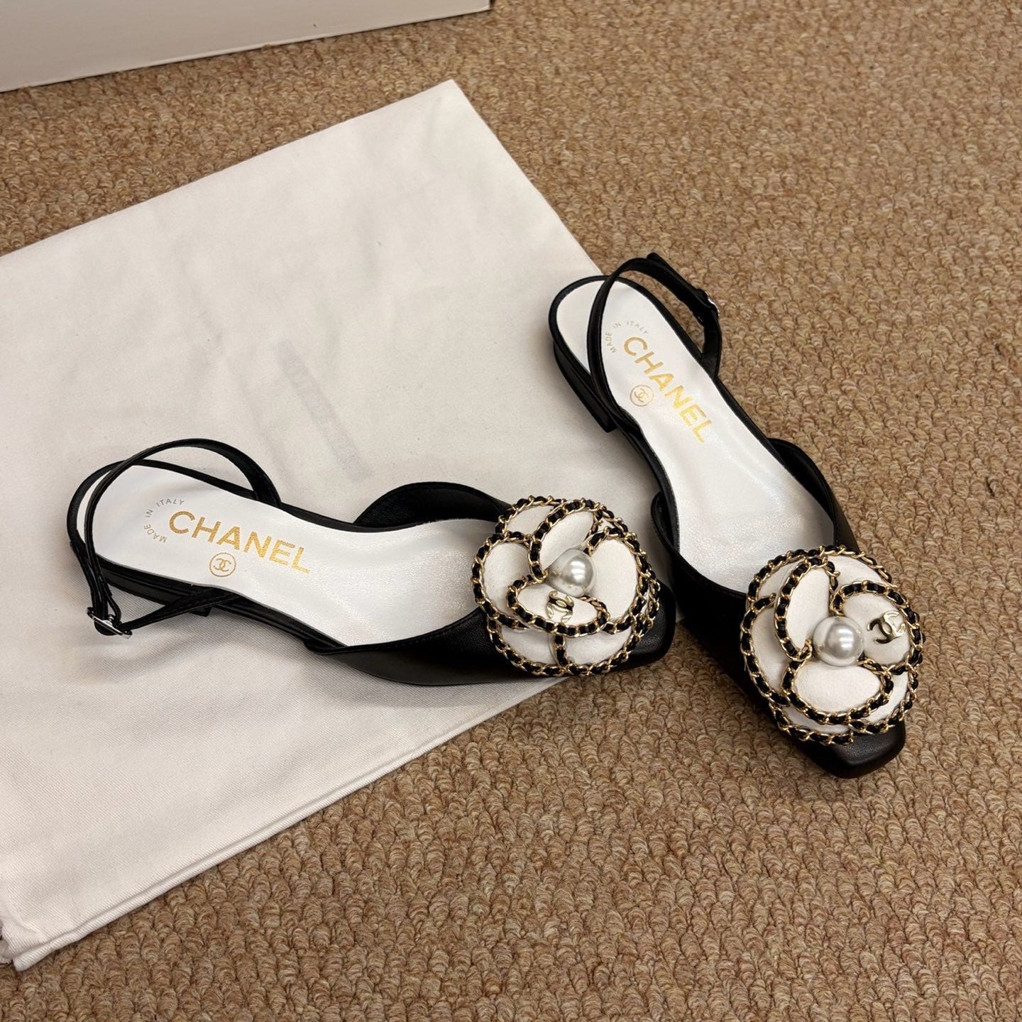 CHANEL 26S SLINGBACK FLATS IN BLACK CALFSKIN CAMELLIA PEARL mysite