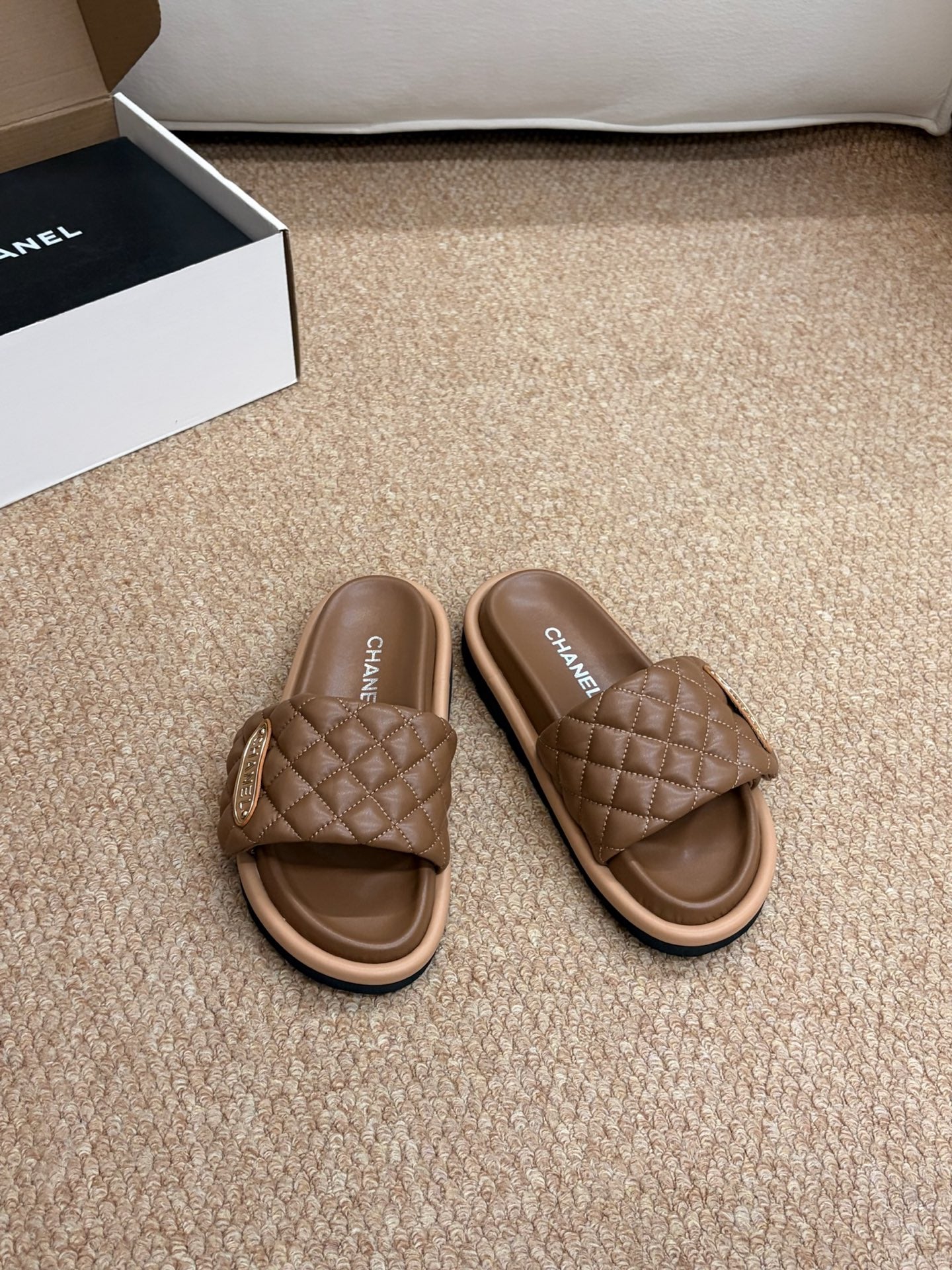 26S SLIDE SANDALS IN BROWN QUILTED CALFSKIN WITH LOGO PLAQUE mysite