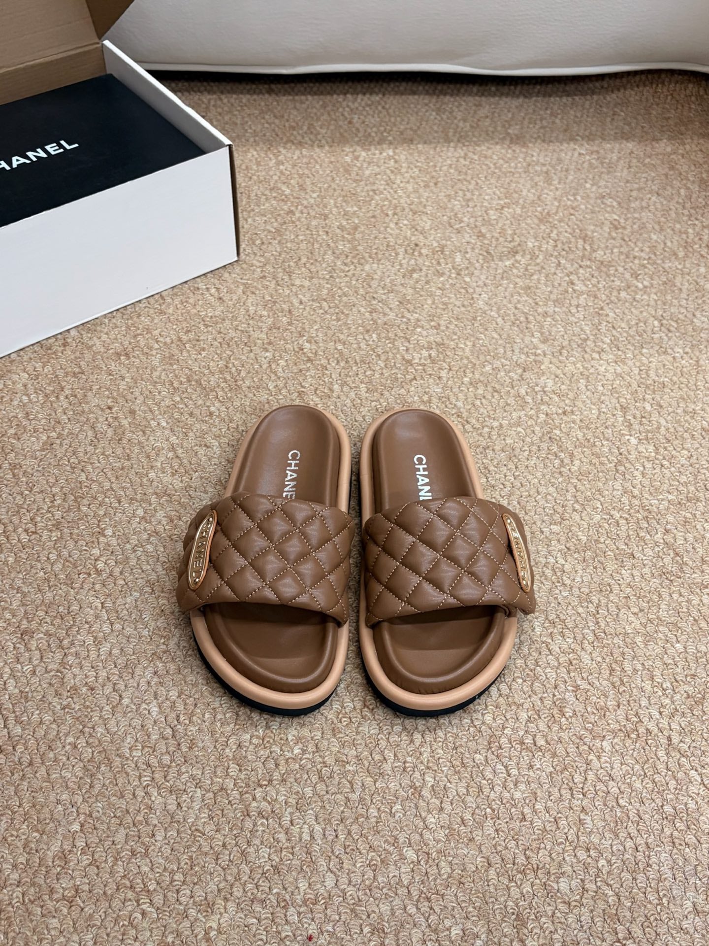 26S SLIDE SANDALS IN BROWN QUILTED CALFSKIN WITH LOGO PLAQUE mysite