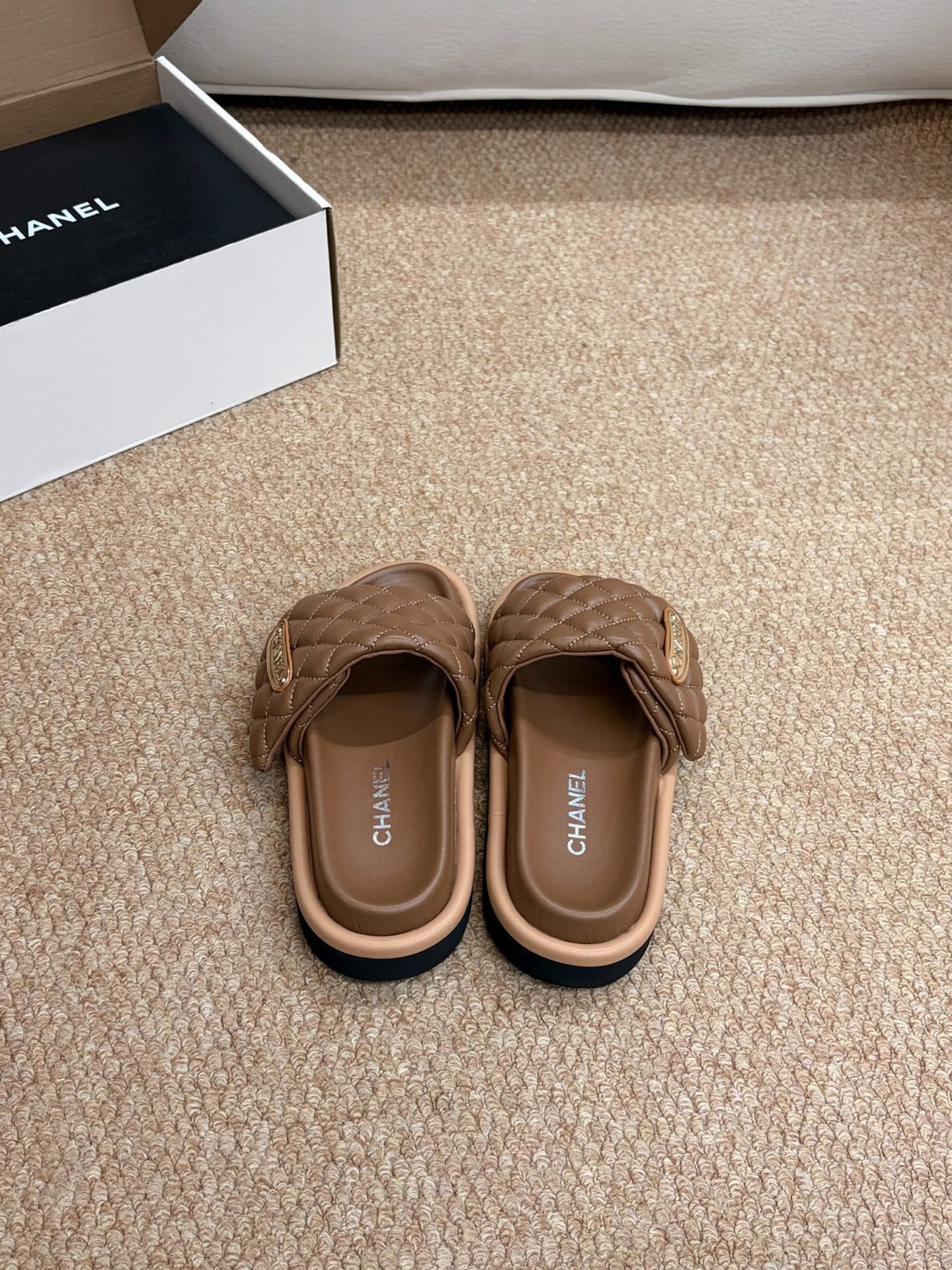 26S SLIDE SANDALS IN BROWN QUILTED CALFSKIN WITH LOGO PLAQUE mysite