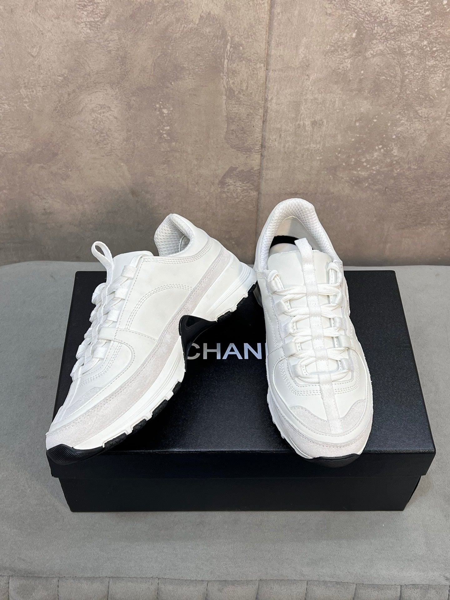CHANEL 26S RUNNER CC LOGO SNEAKERS IN WHITE CALFSKIN AND SUEDE mysite