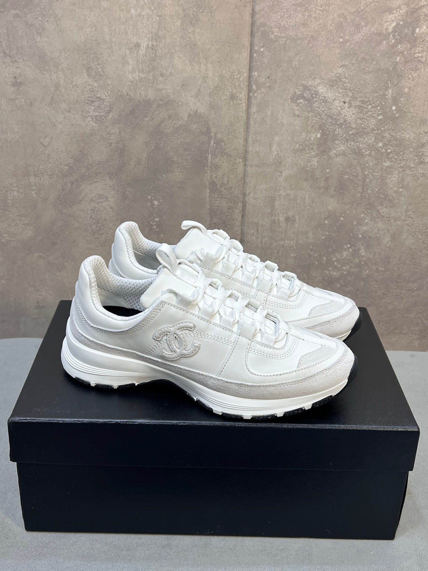 CHANEL 26S RUNNER CC LOGO SNEAKERS IN WHITE CALFSKIN AND SUEDE mysite